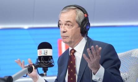 Le chef de la réforme du Royaume-Uni, Nigel Farage, lui tient les mains lorsqu'il parle à un microphone avec une marque LBC. Crédit: PA / Stefan Rousseau