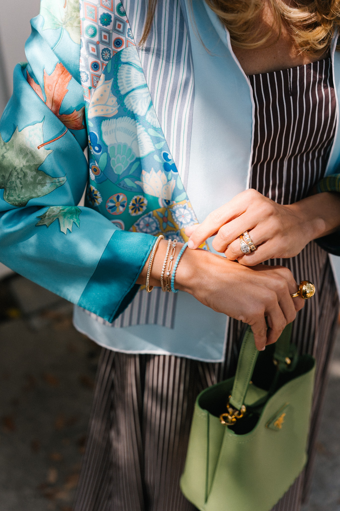 Robe midi à rayures marron Veste de soie bleue Sac à main vert tarif plat tissé