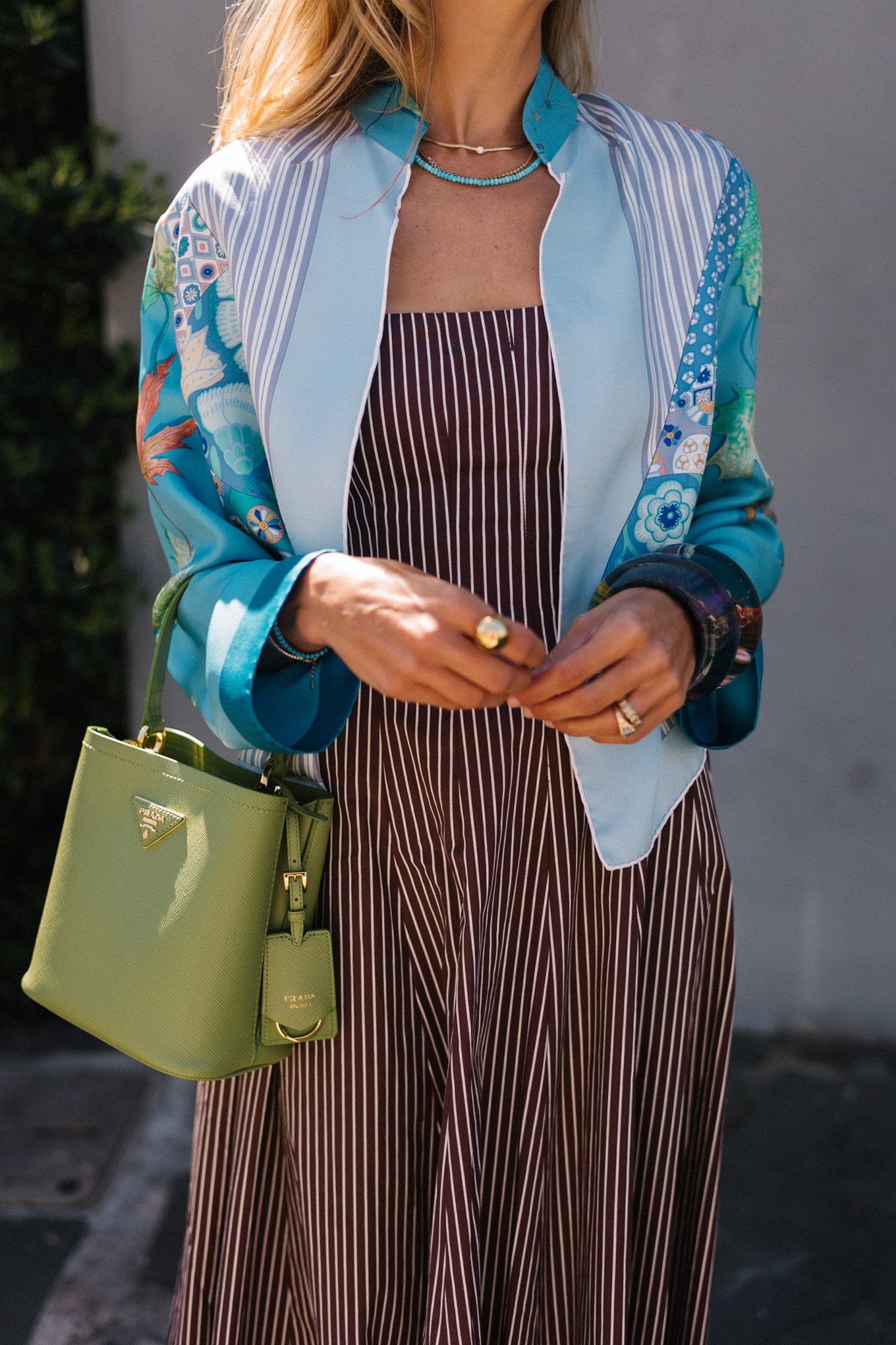 Robe midi à rayures marron Veste de soie bleue Sac à main vert tarif plat tissé