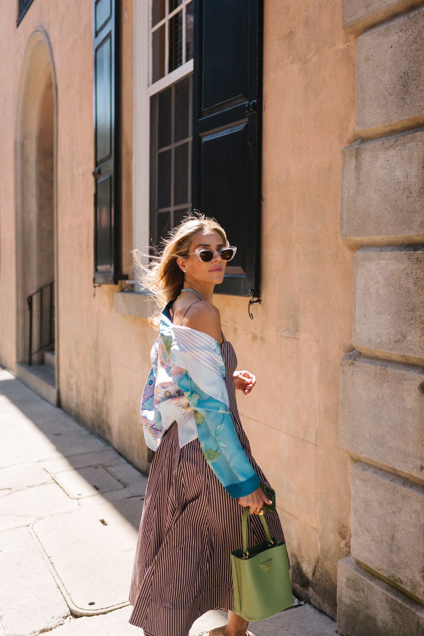 Robe midi à rayures marron Veste de soie bleue Sac à main vert tarif plat tissé