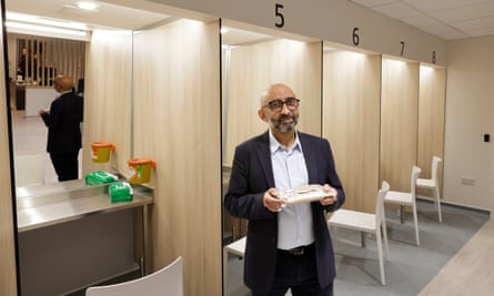 Docteur Saket Priyadarshi, directeur médical adjoint des services de récupération de l'alcool et des drogues Glasgow, dans la première salle de consommation de drogues britannique