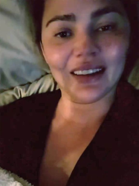 Chrissy Teigen dit aux gens qui laissent leurs commentaires de haine pour les faire dans Instagram Rant 