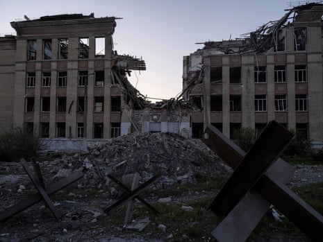Un bâtiment qui a été touché le 19 avril 2025 par des frappes militaires russes dans la ville de Kostiannivka dans la région de Donetsk.