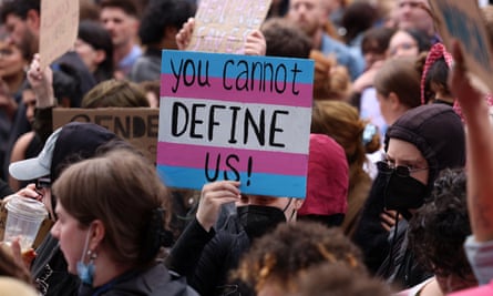 Des membres de la communauté trans se réunissent à l'extérieur du Parlement britannique à Londres lors d'une démonstration d'exemption transgenre le 19 avril 2025.