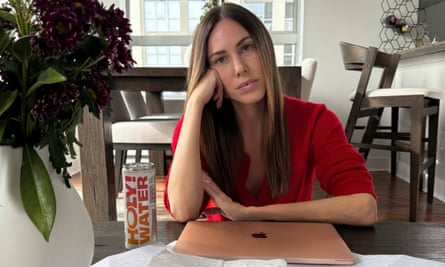 Jasmine Mooney avec des lettres que d'autres femmes ont emprisonnées lui ont donné à sa famille.