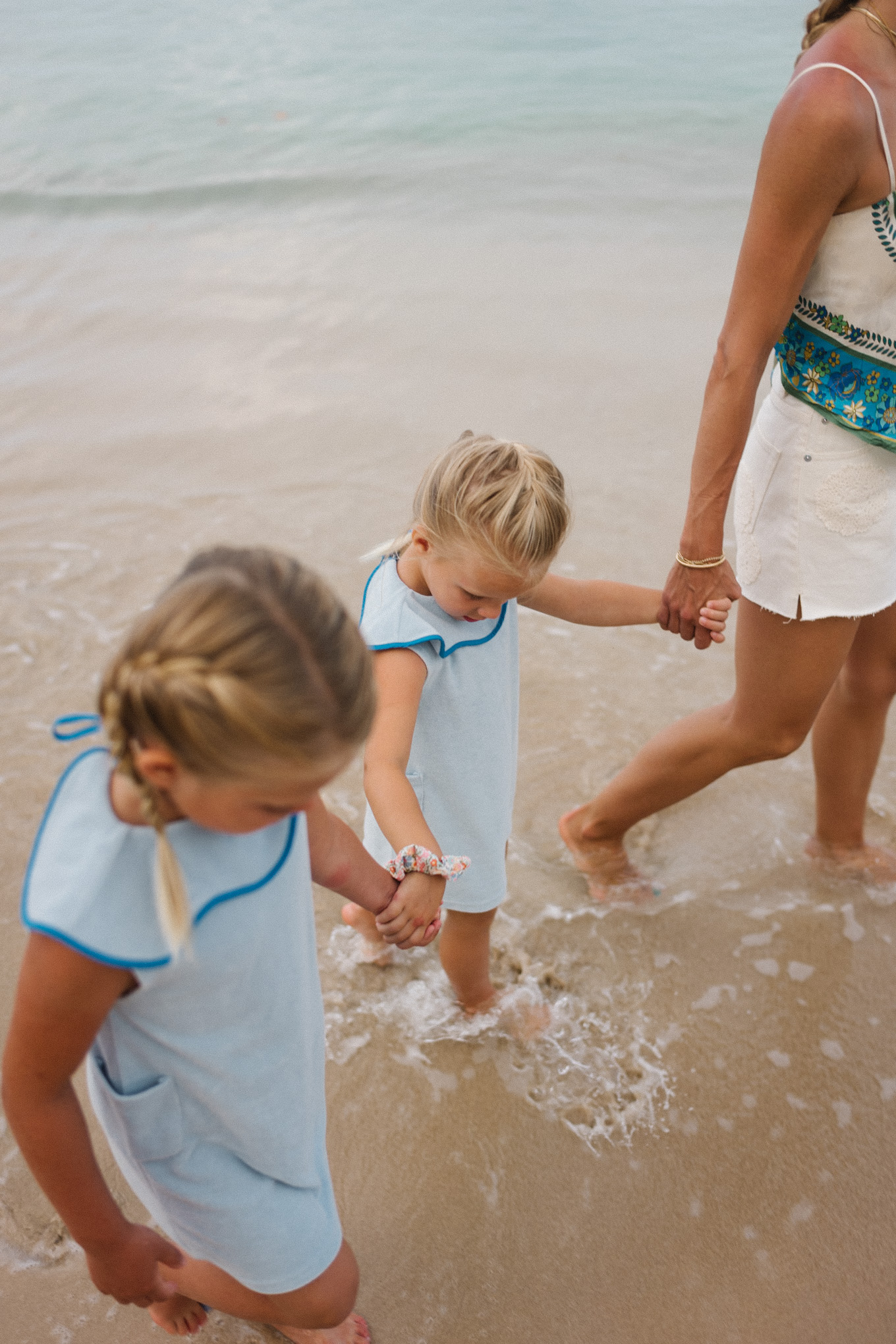 Écharpe en soie bleue Shorts blancs supérieurs