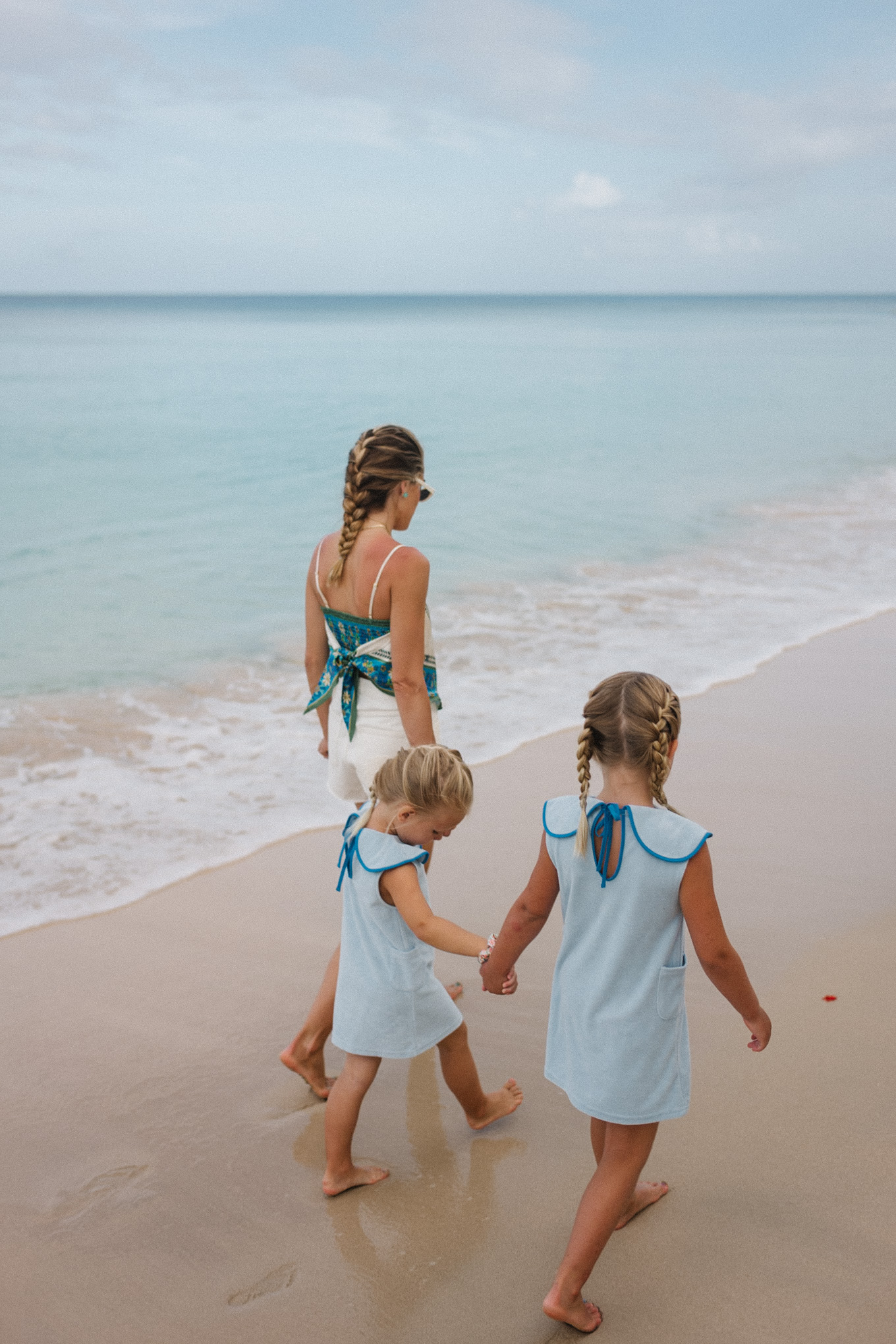 Écharpe en soie bleue Shorts blancs supérieurs