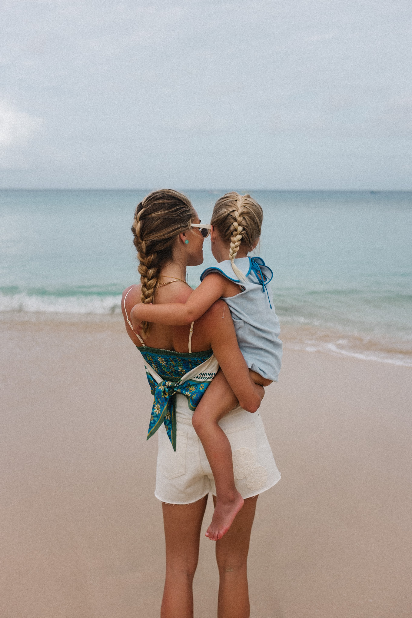 Écharpe en soie bleue Shorts blancs supérieurs