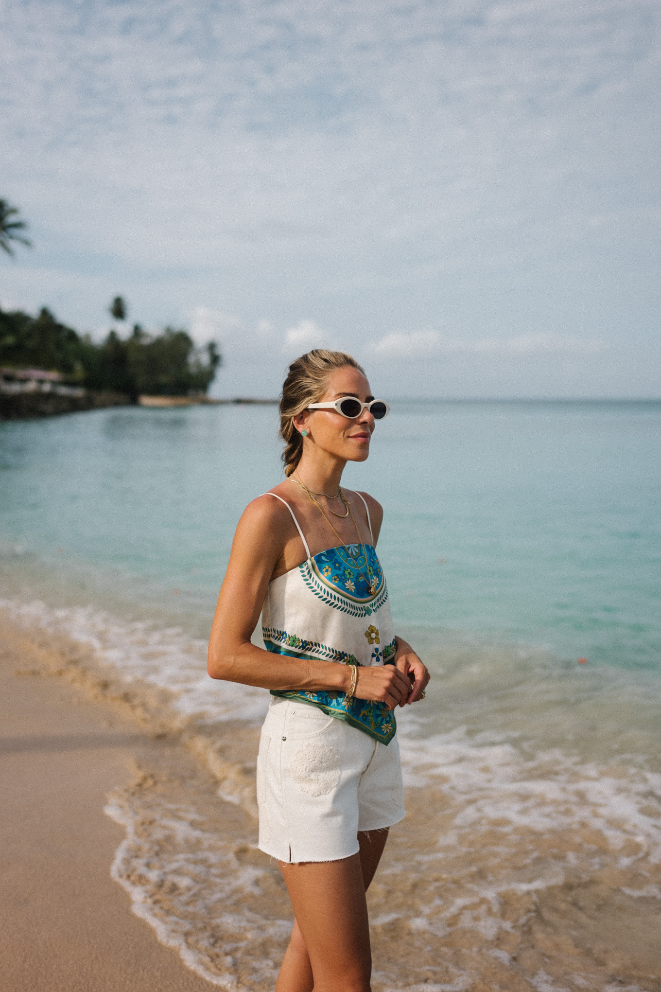 Écharpe en soie bleue Shorts blancs supérieurs
