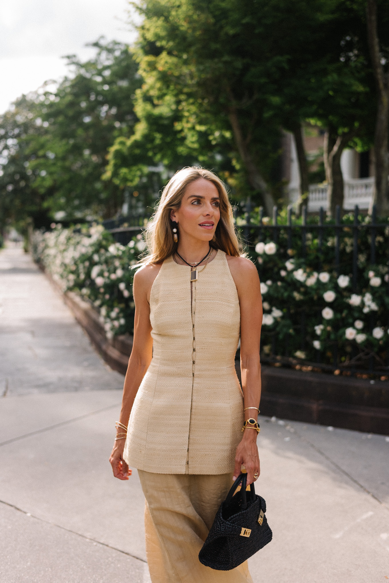 Haut gilet en rotin et sac tissé noir rocheux