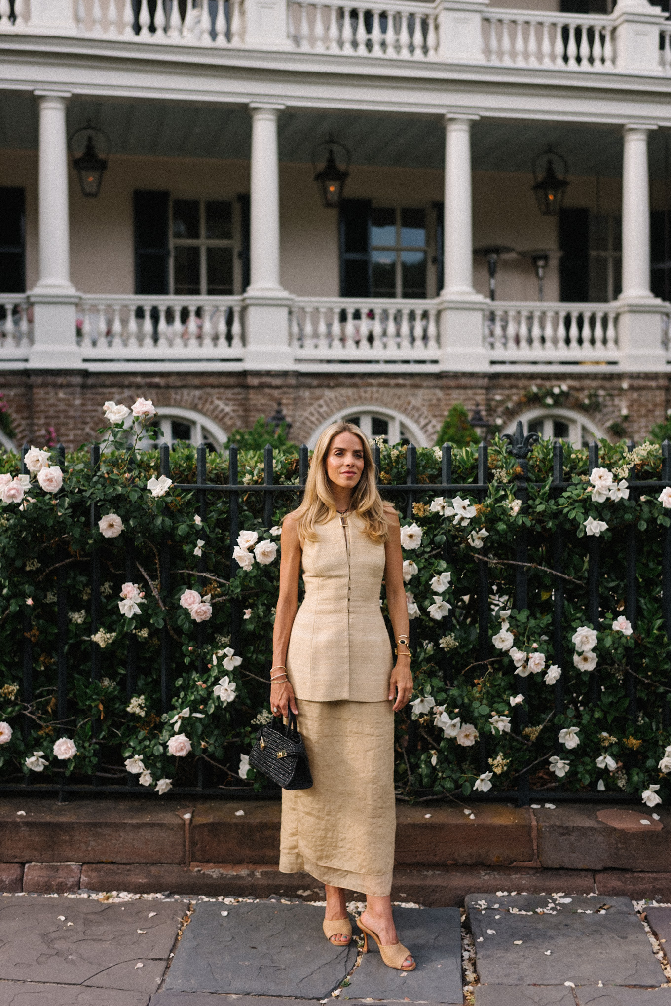 Haut gilet en rotin et sac tissé noir rocheux