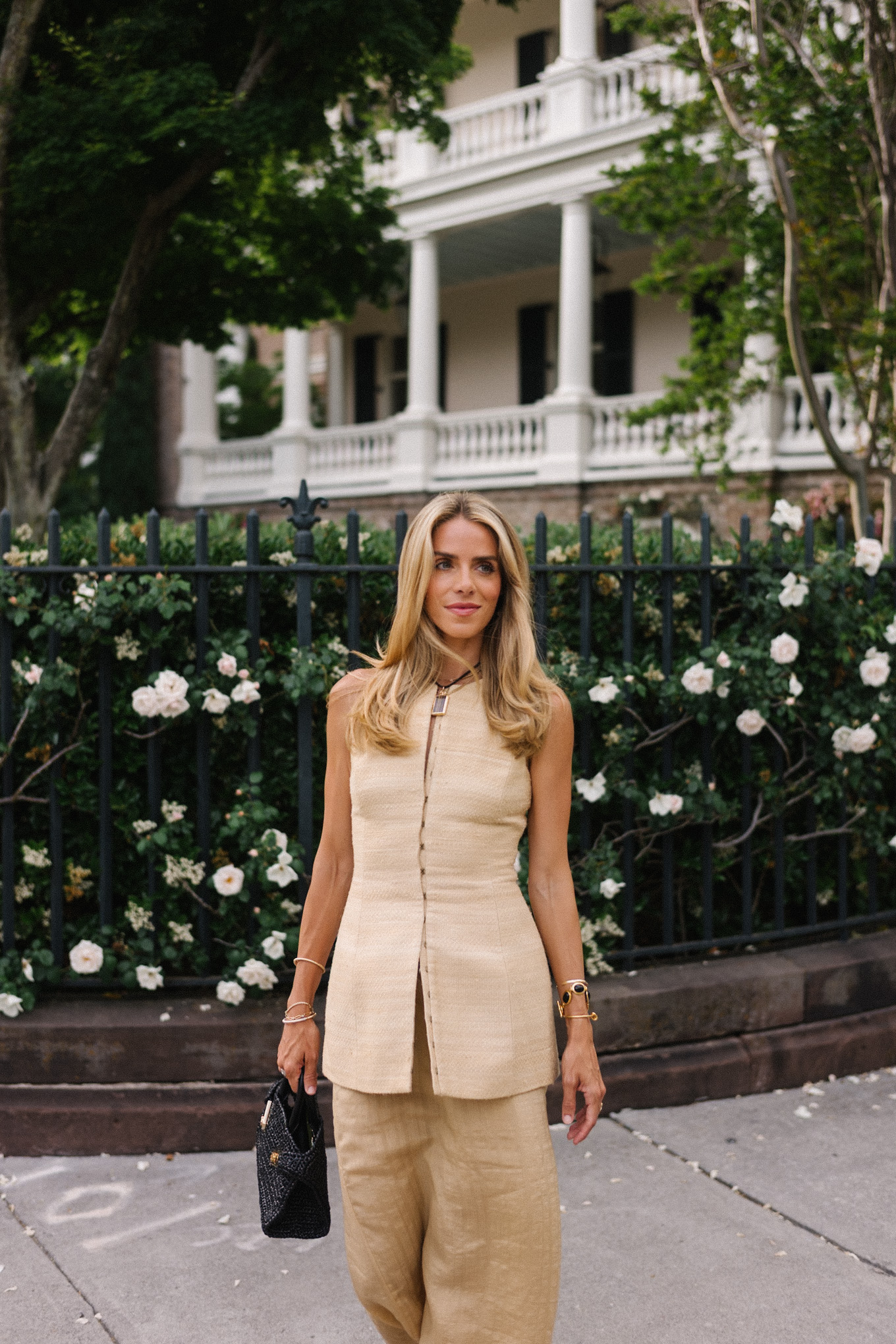 Haut gilet en rotin et sac tissé noir rocheux