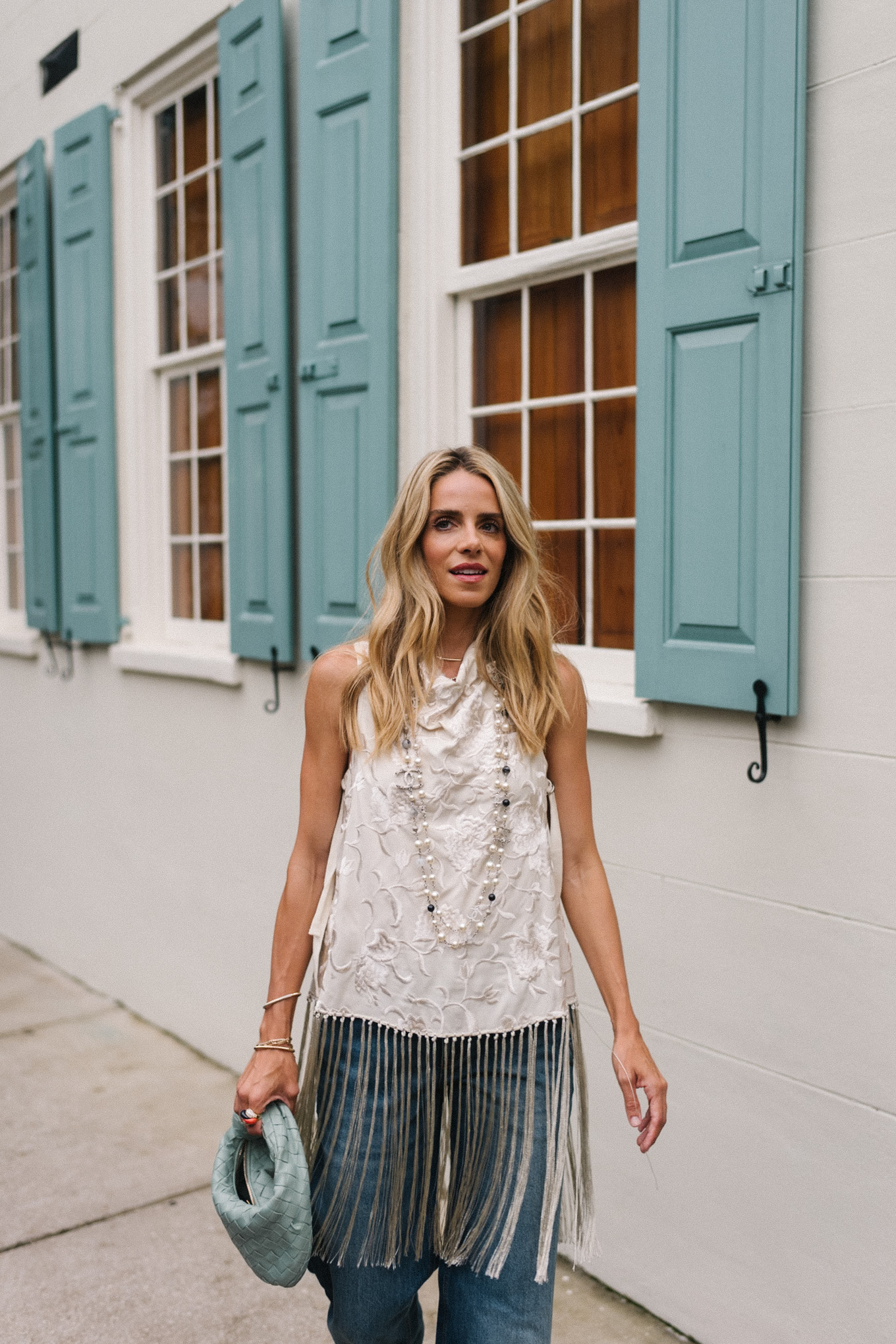 Gilet en soie au-dessus du sac à main bleu bleu bleu