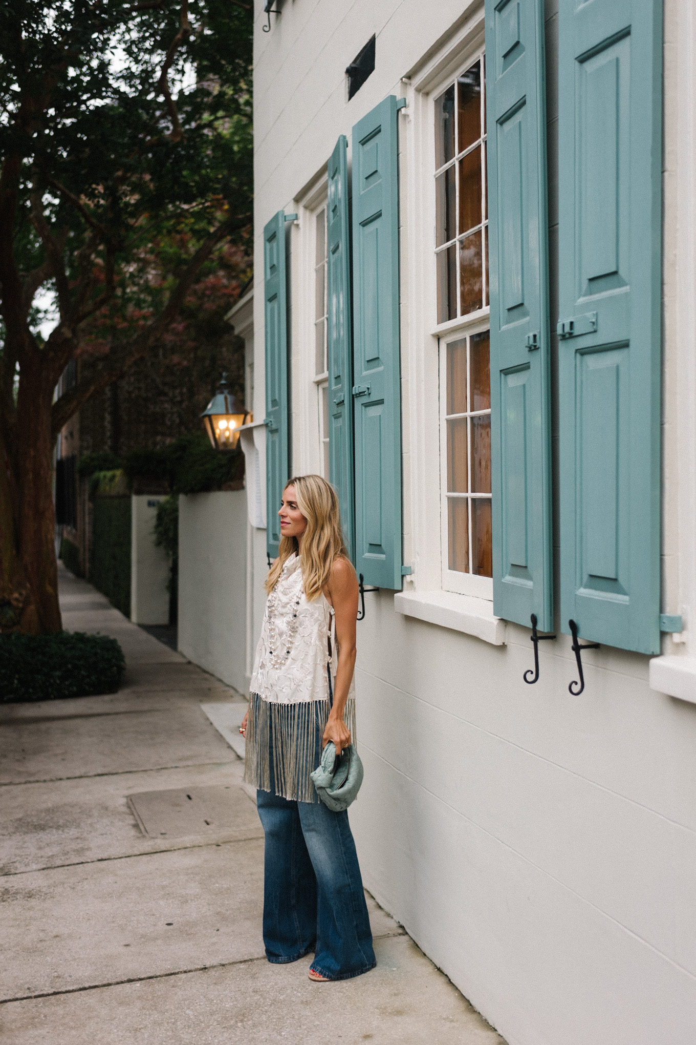 Gilet en soie au-dessus du sac à main bleu bleu bleu