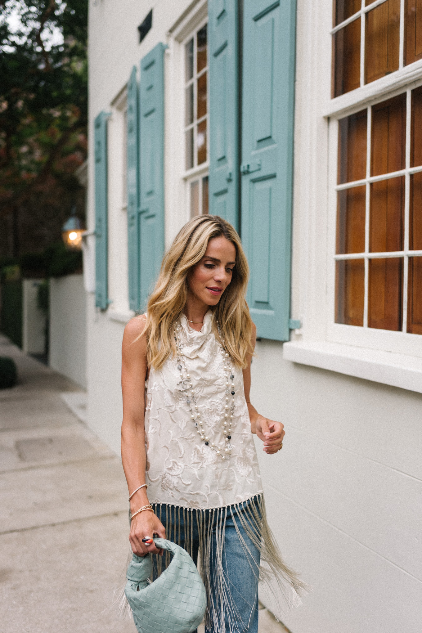 Gilet en soie au-dessus du sac à main bleu bleu bleu