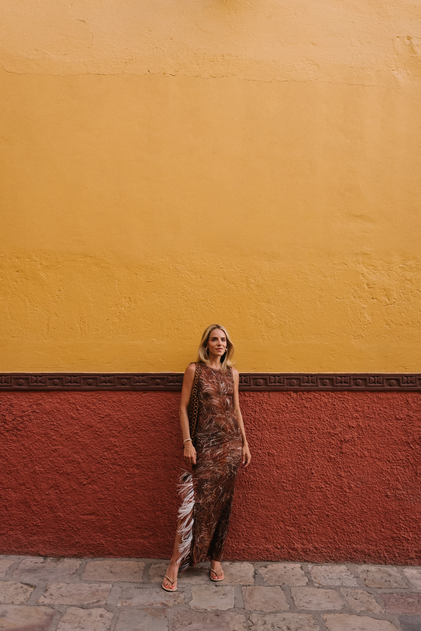 Robe maxi à plumes brunes