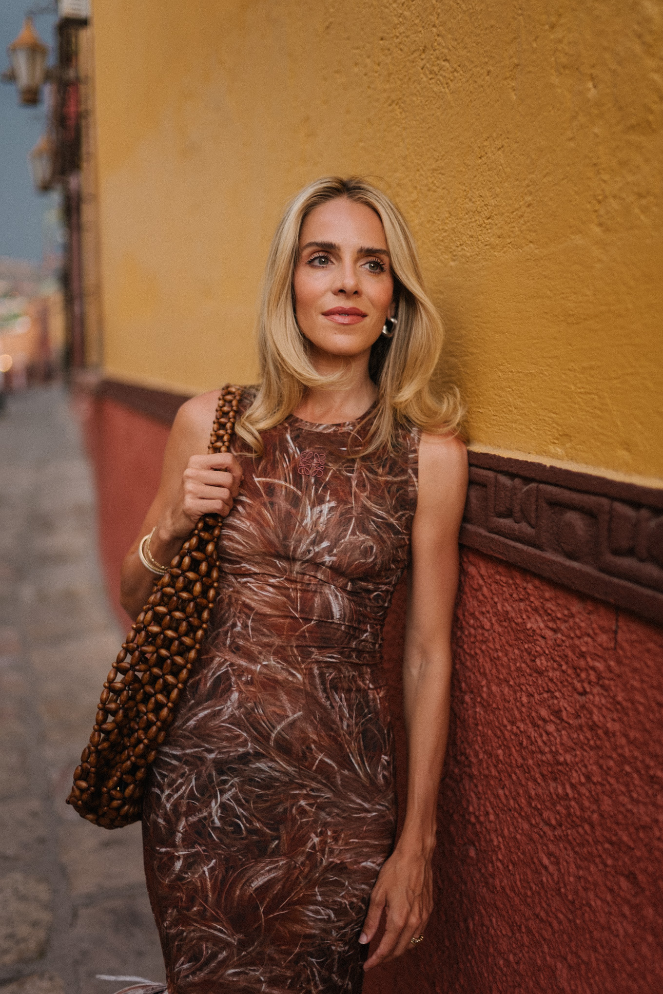 Robe maxi à plumes brunes