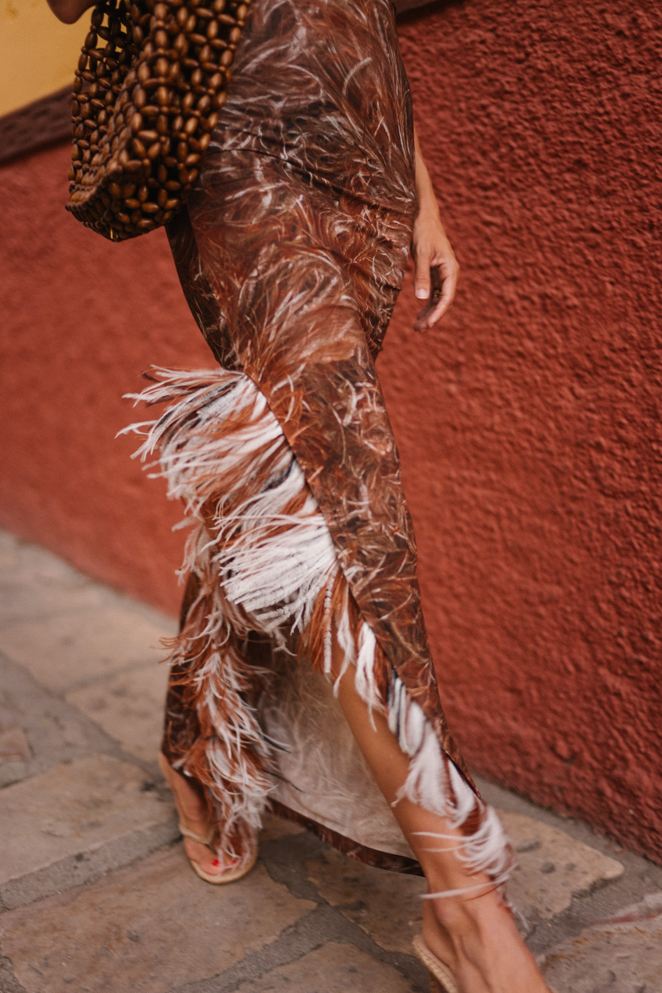 Robe maxi à plumes brunes