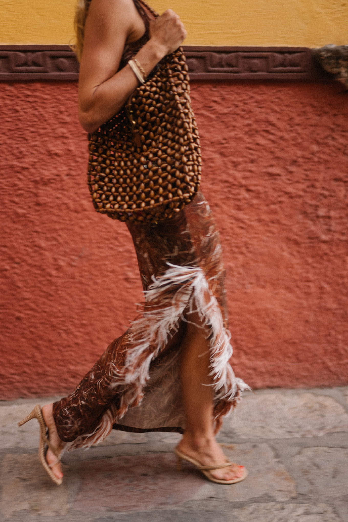 Robe maxi à plumes brunes