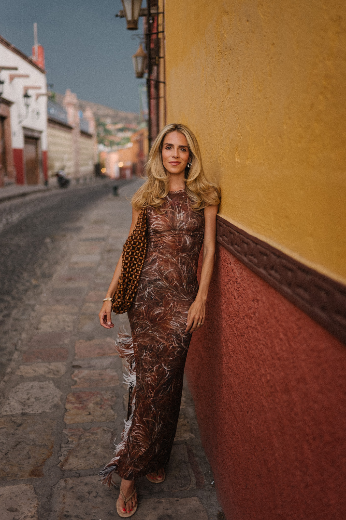 Robe maxi à plumes brunes