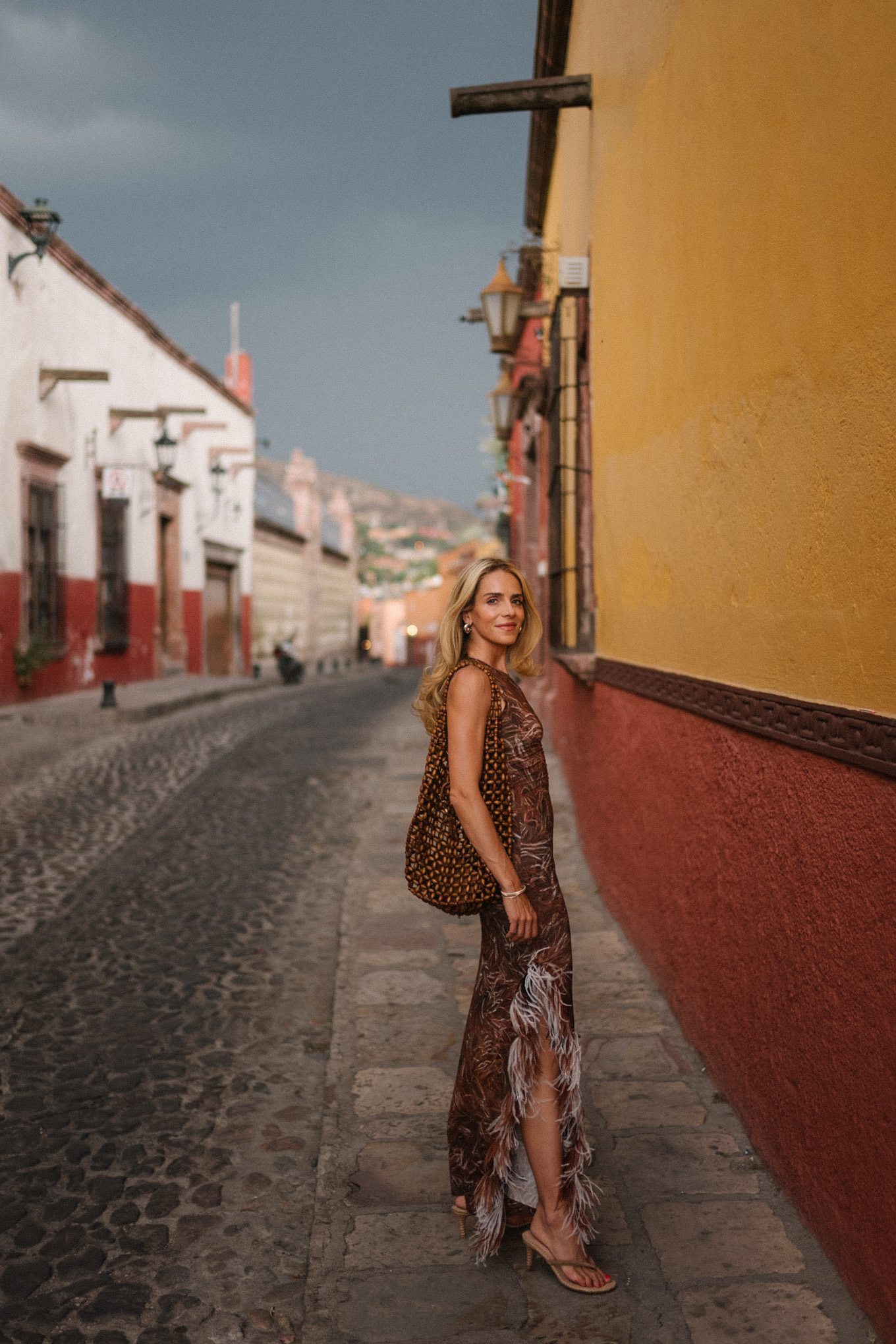 Robe maxi à plumes brunes