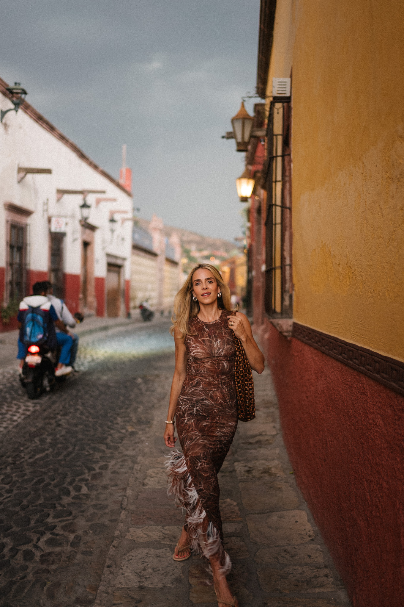 Robe maxi à plumes brunes