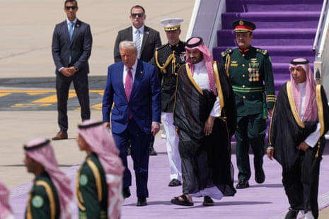 Le président Donald Trump part lors d'une cérémonie d'arrivée au terminal royal de l'aéroport international Khalid Khalid à Riad, en Arabie saoudite, avec le prince héritier saoudien Mohammed bin Salman.