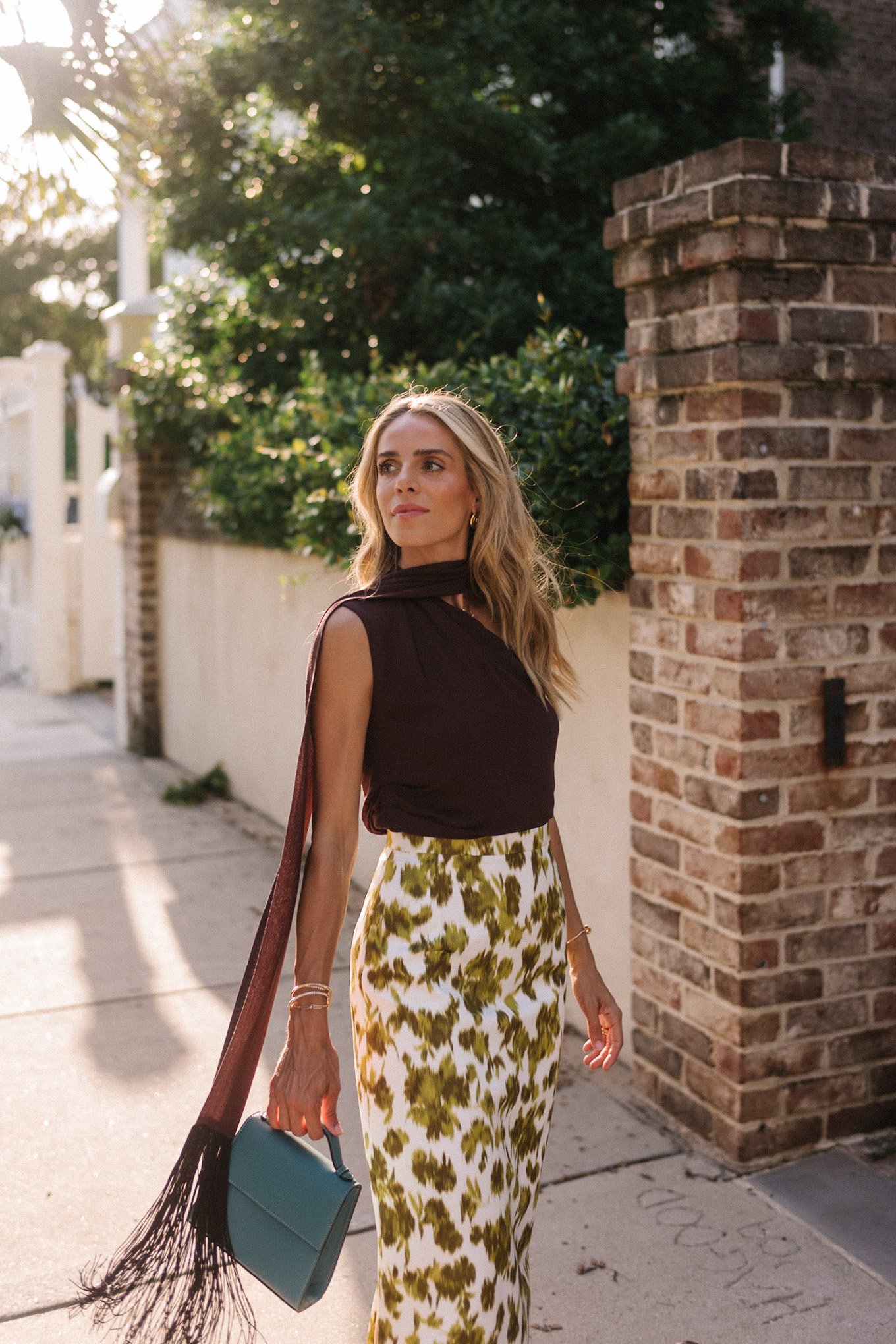 Écharpe à bord brun-jupe maxi de la soie de fleur de fleur