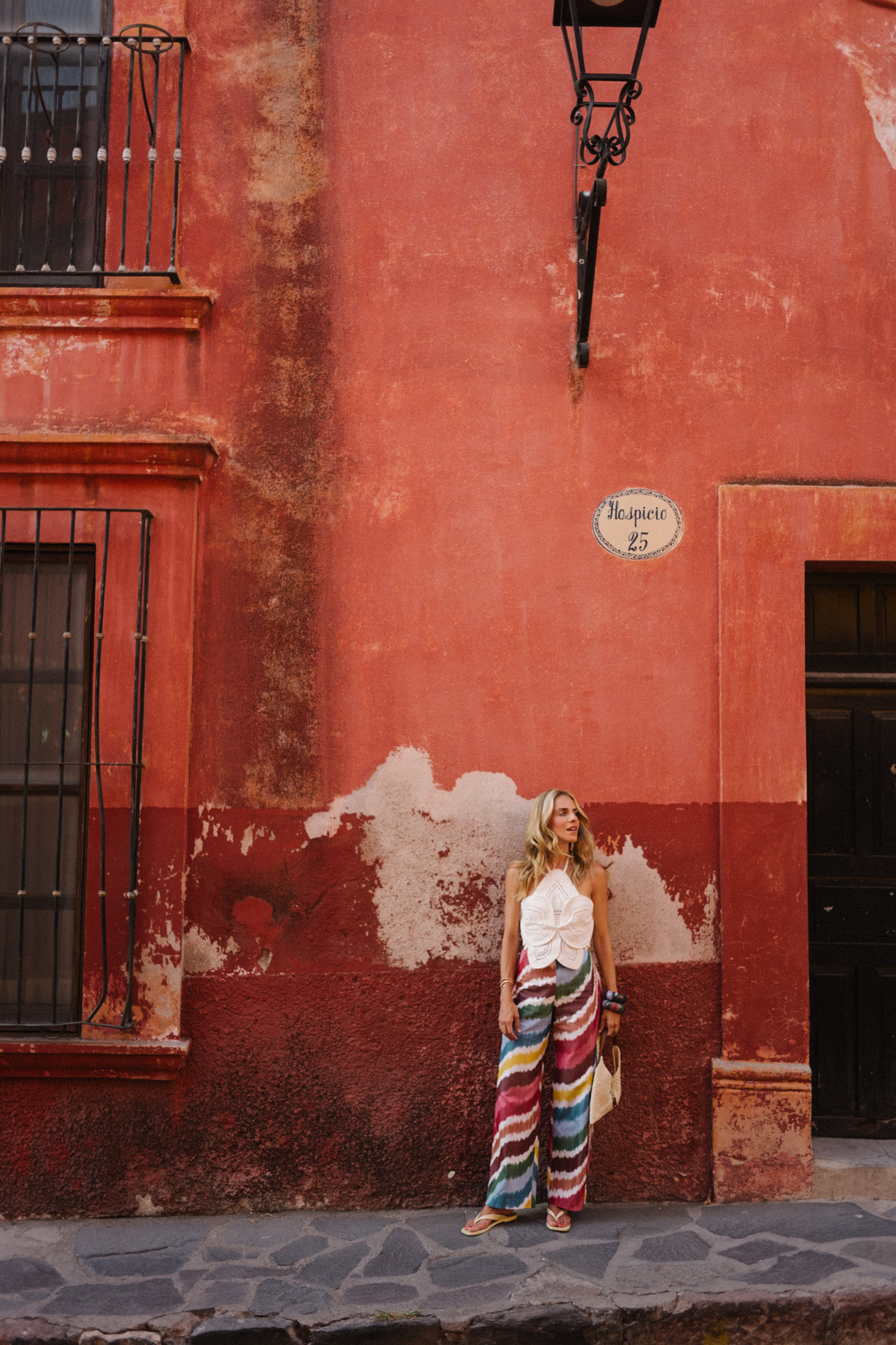 Écouteurs de crochet blanc bandes arc-en-ciel pantalon en soie