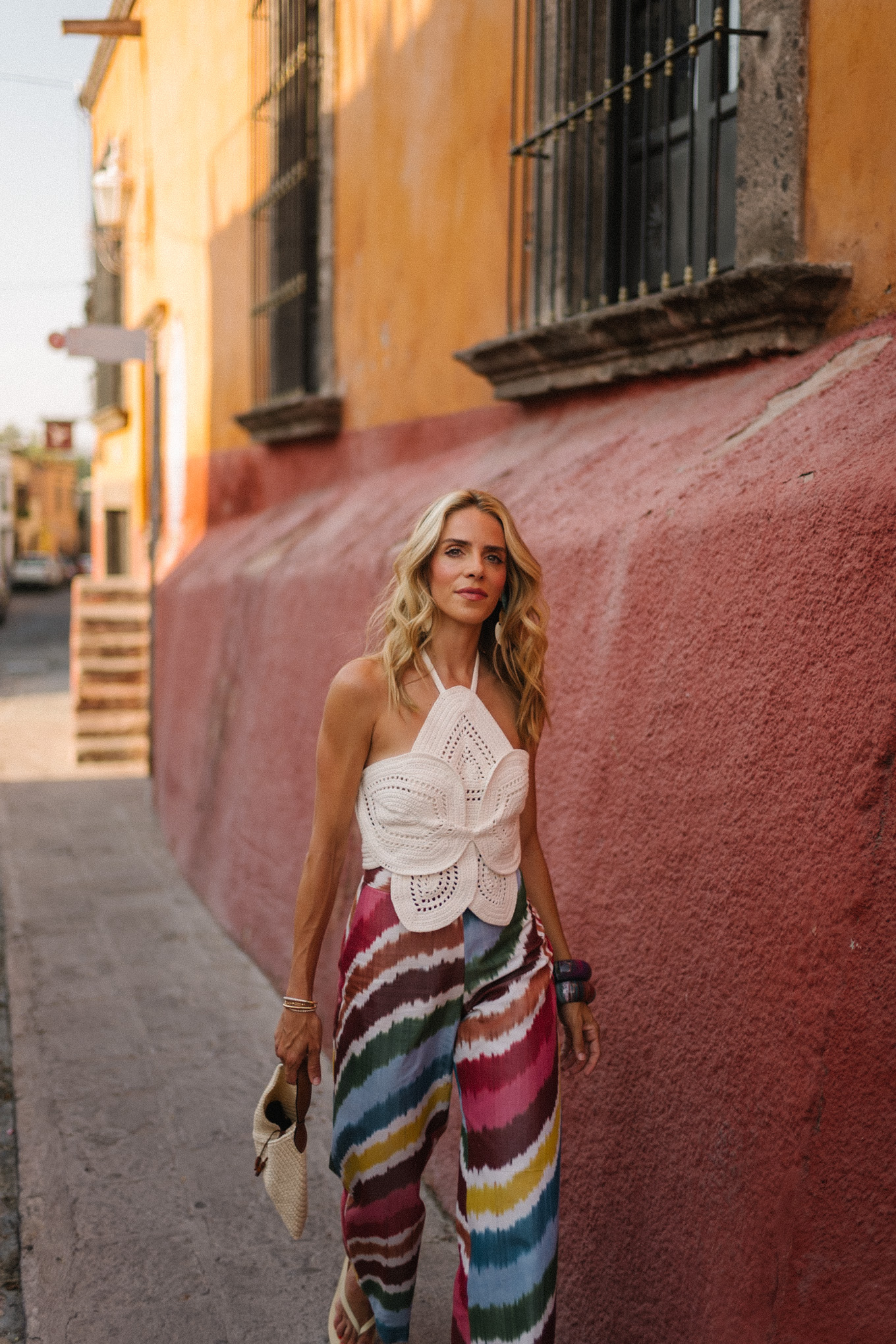 Écouteurs de crochet blanc bandes arc-en-ciel pantalon en soie