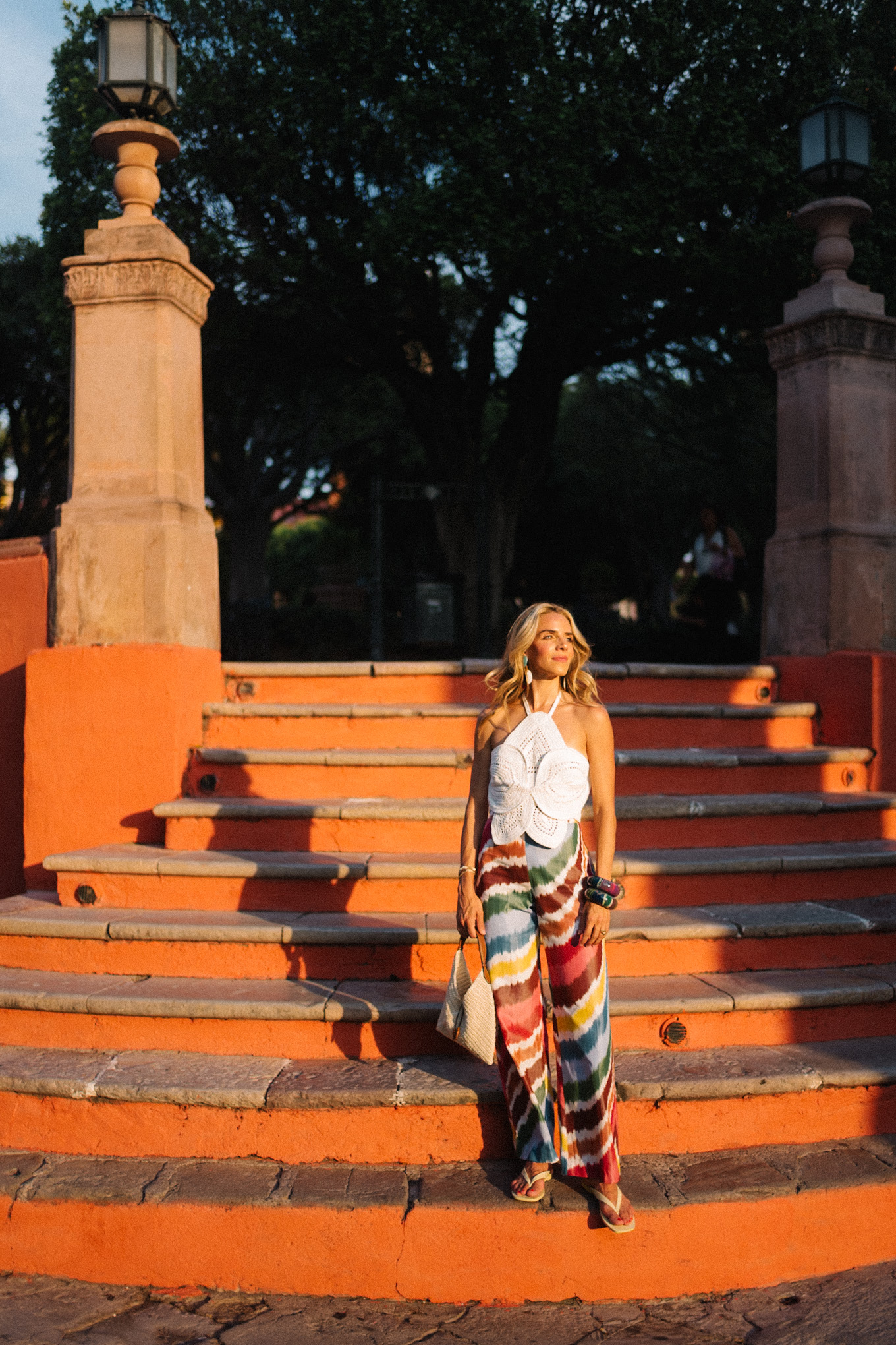 Écouteurs de crochet blanc bandes arc-en-ciel pantalon en soie