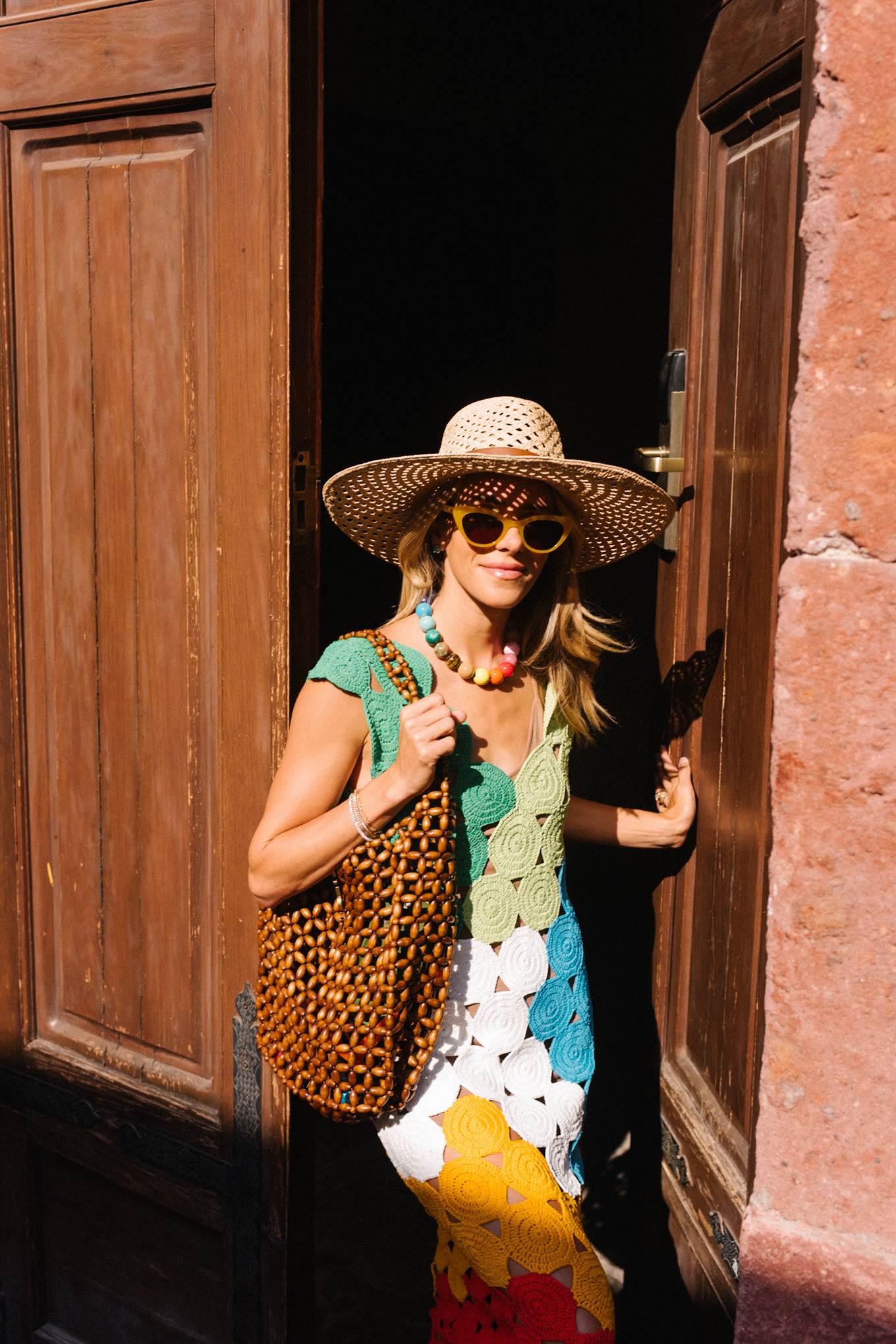 Arc-en-ciel crochet midi robe brune sandales sacs tissés de paille accessoires d'été