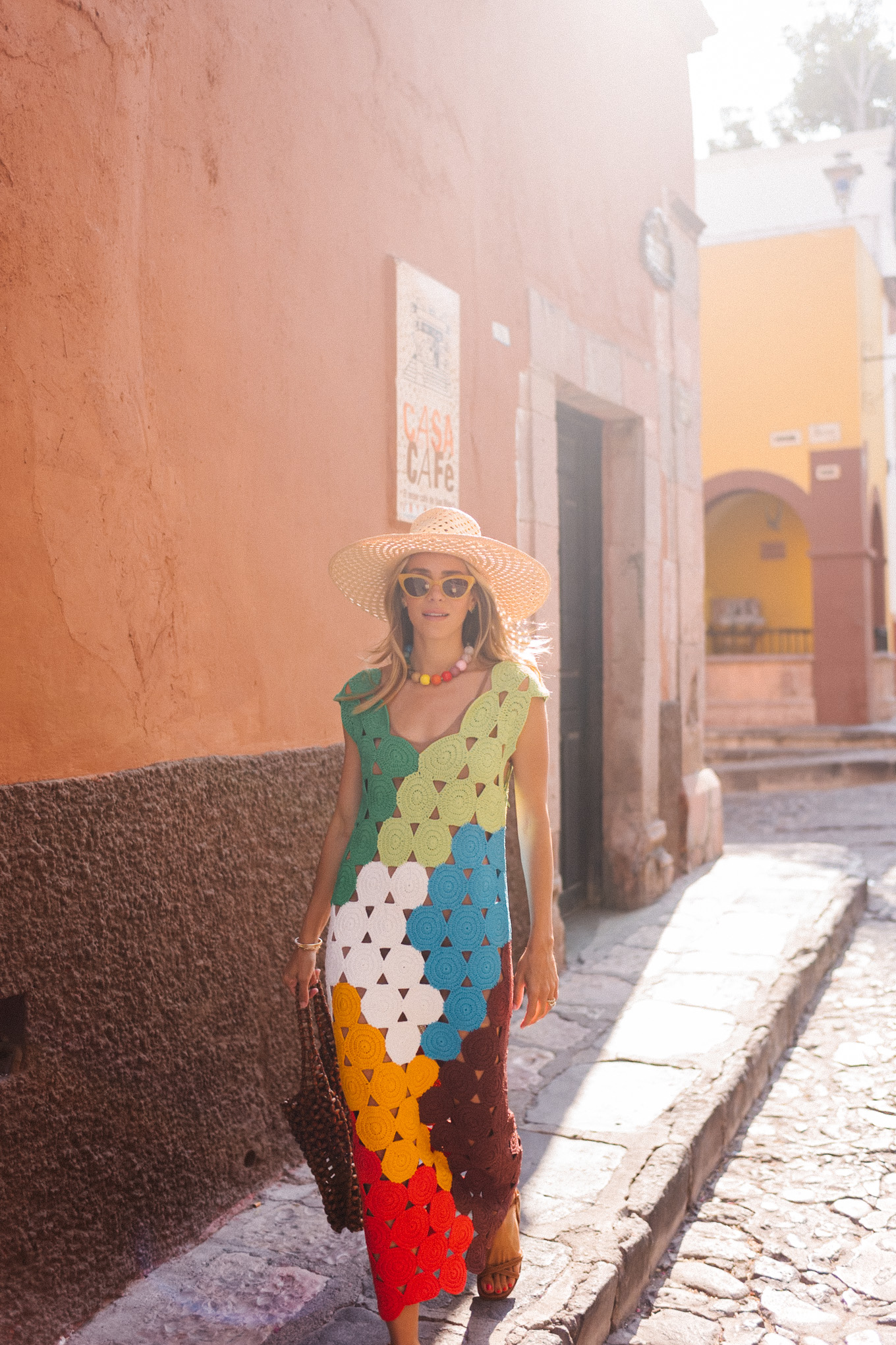 Arc-en-ciel crochet midi robe brune sandales sacs tissés de paille accessoires d'été