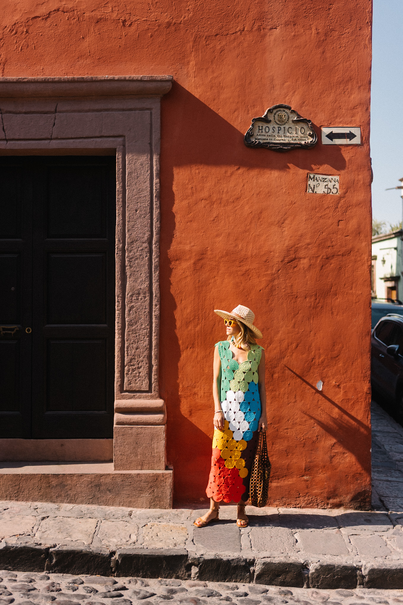 Arc-en-ciel crochet midi robe brune sandales sacs tissés de paille accessoires d'été