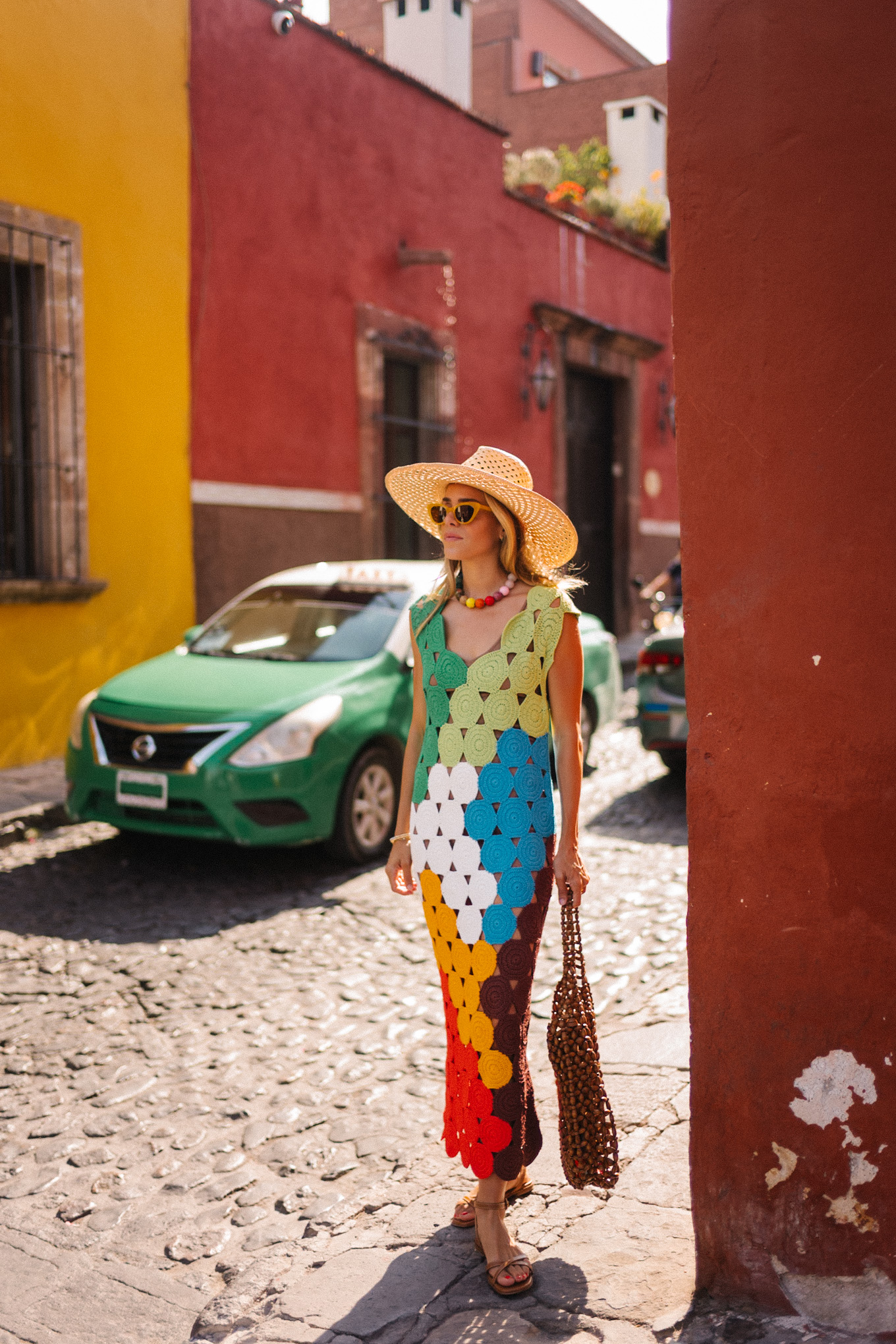 Arc-en-ciel crochet midi robe brune sandales sacs tissés de paille accessoires d'été