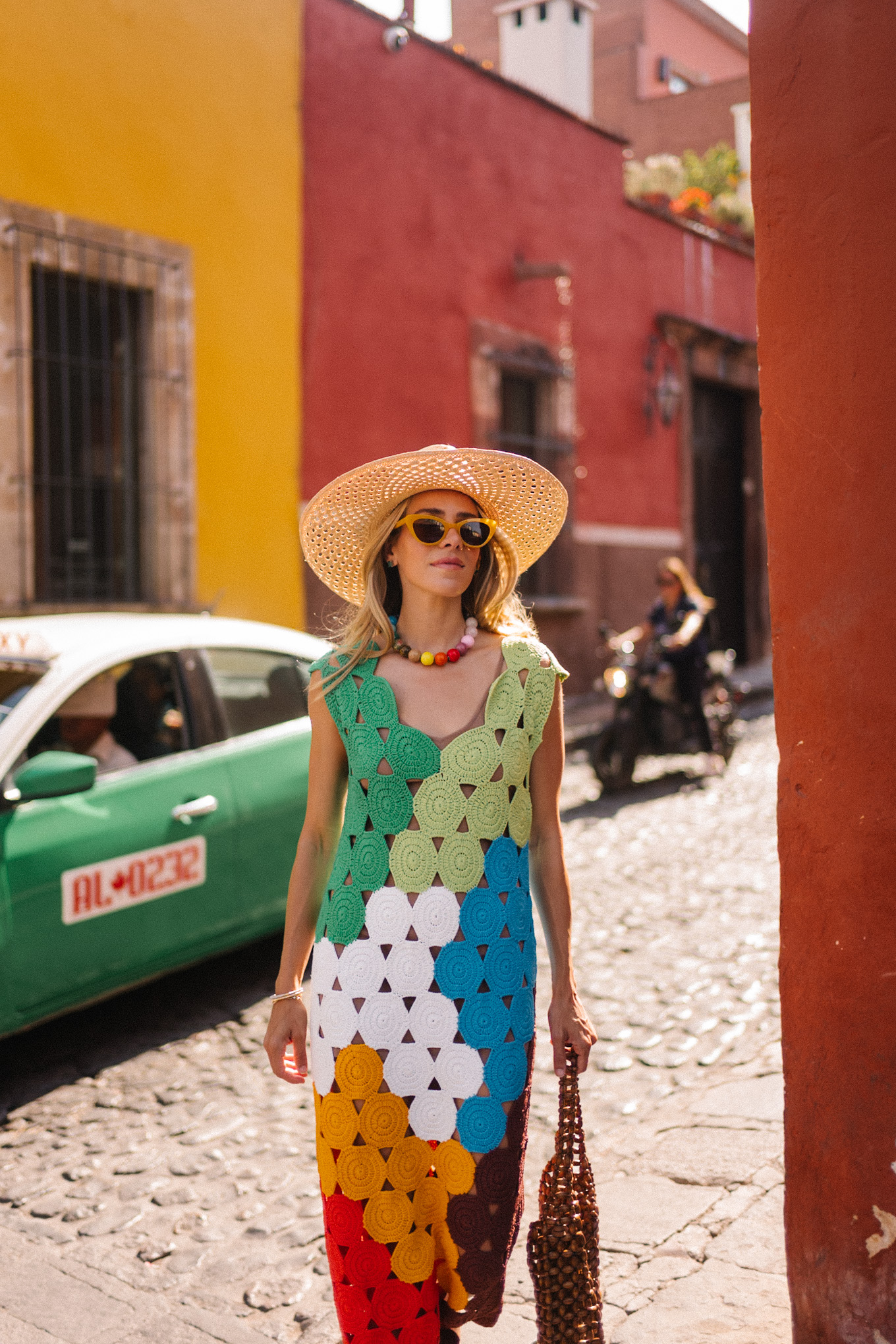 Arc-en-ciel crochet midi robe brune sandales sacs tissés de paille accessoires d'été