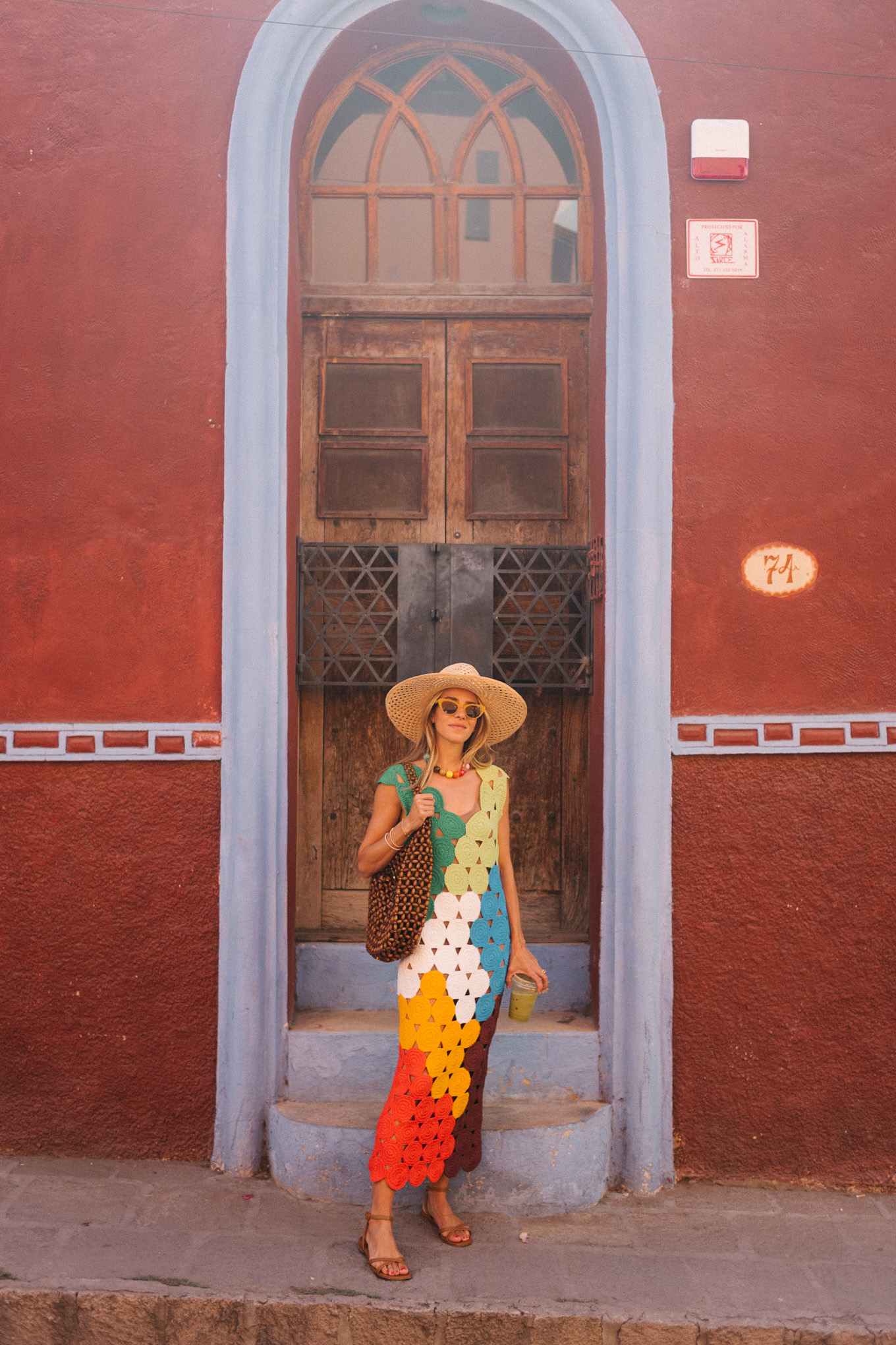 Arc-en-ciel crochet midi robe brune sandales sacs tissés de paille accessoires d'été