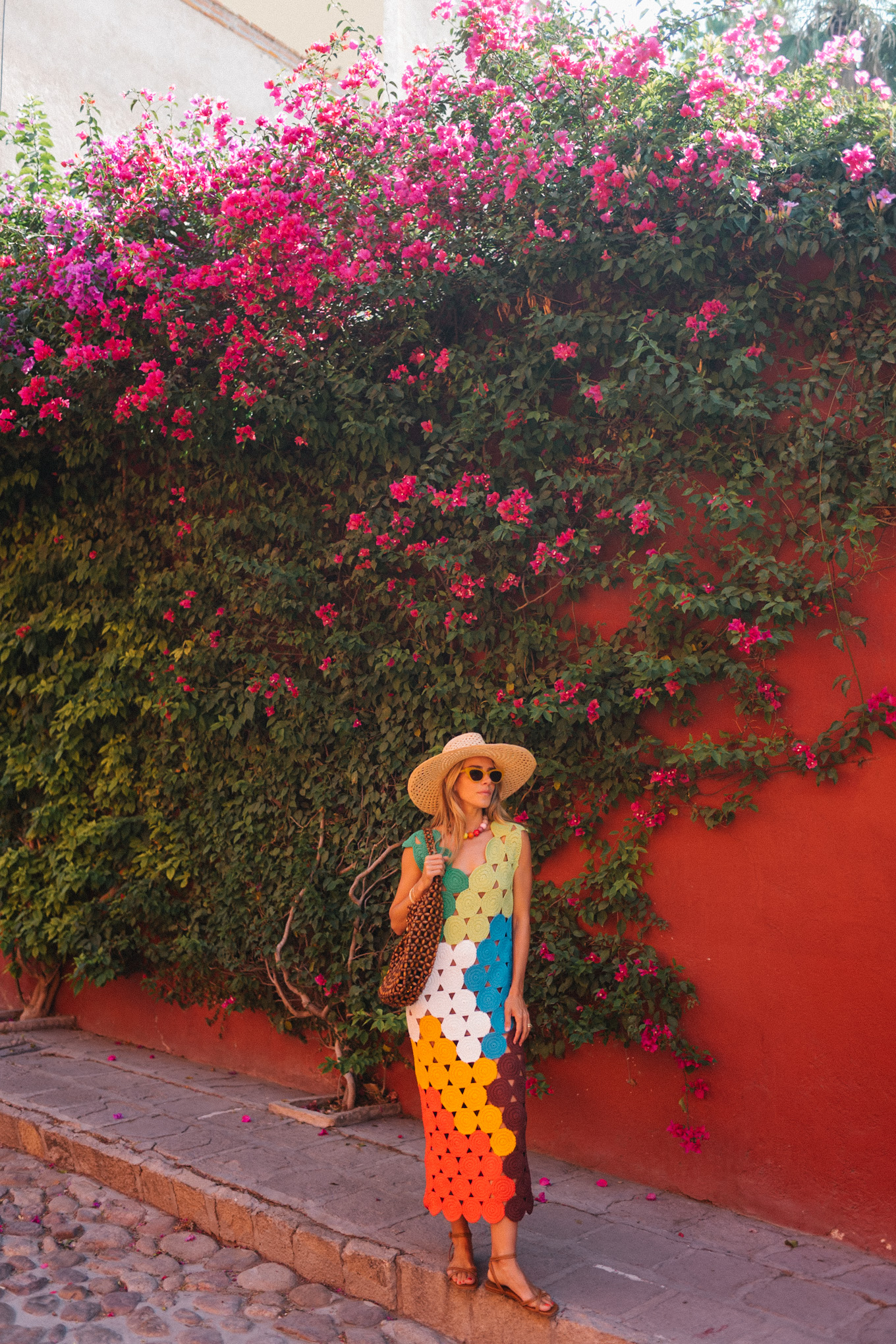 Arc-en-ciel crochet midi robe brune sandales sacs tissés de paille accessoires d'été