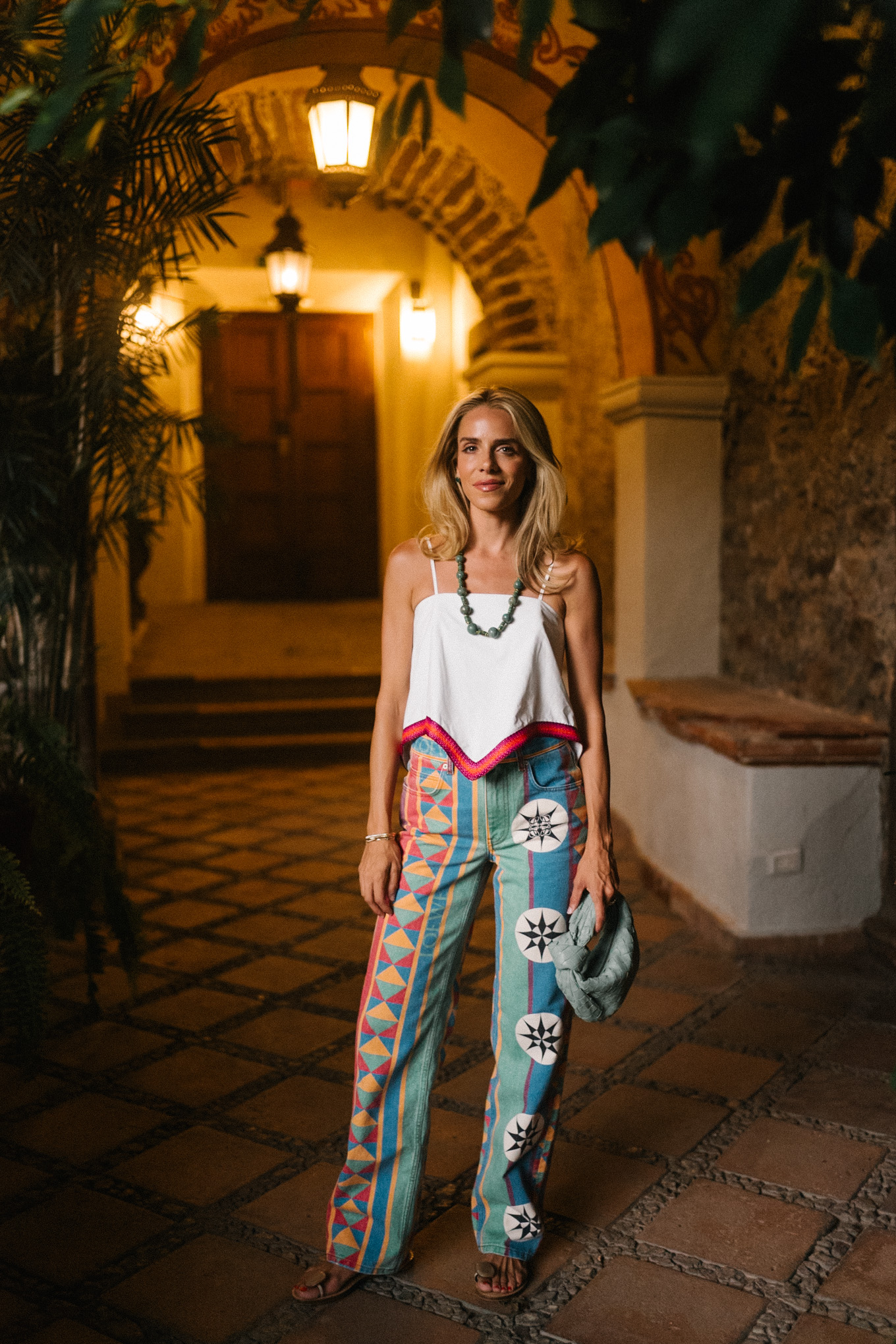 Jeans imprimés colorés chaîne de perles de réservoir blanc