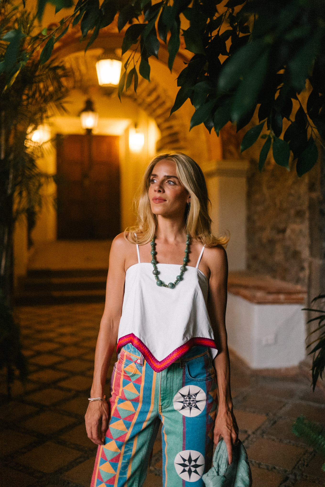 Jeans imprimés colorés chaîne de perles de réservoir blanc