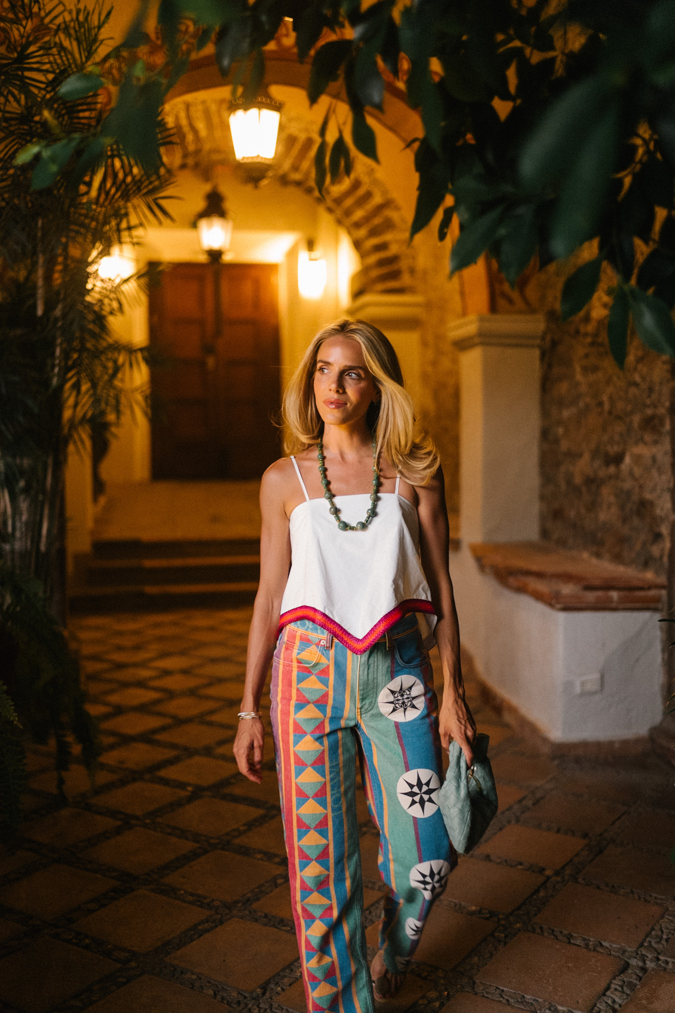 Jeans imprimés colorés chaîne de perles de réservoir blanc