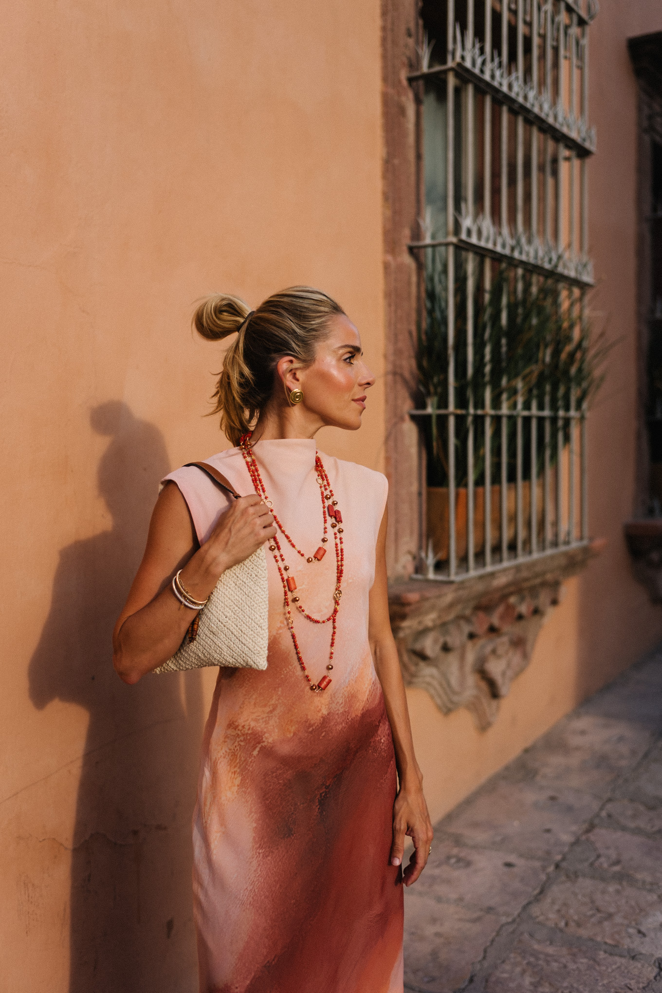 Peach Burned Orange Ombre maxi robe orange bijoux rattan sac à main