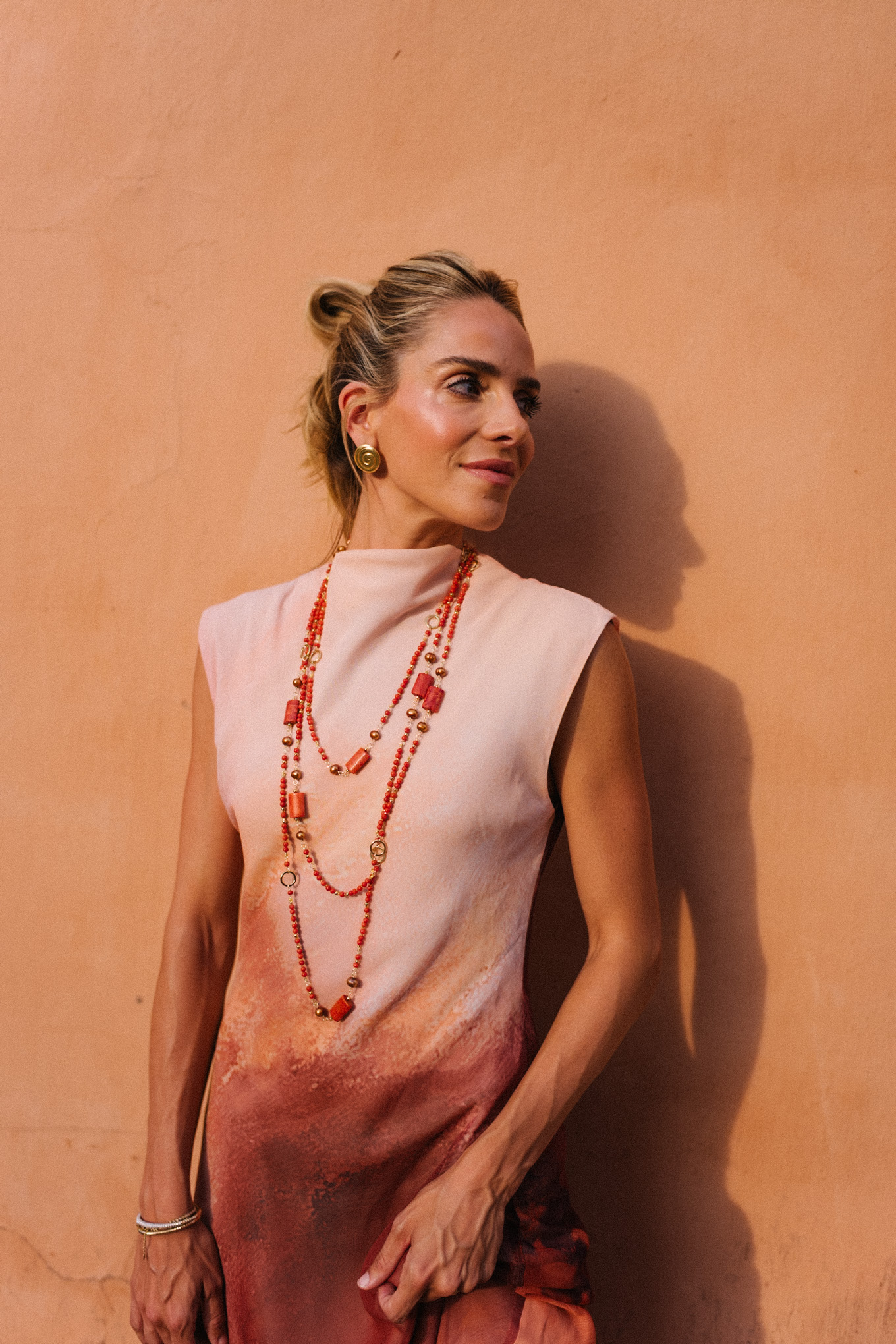 Peach Burned Orange Ombre maxi robe orange bijoux rattan sac à main