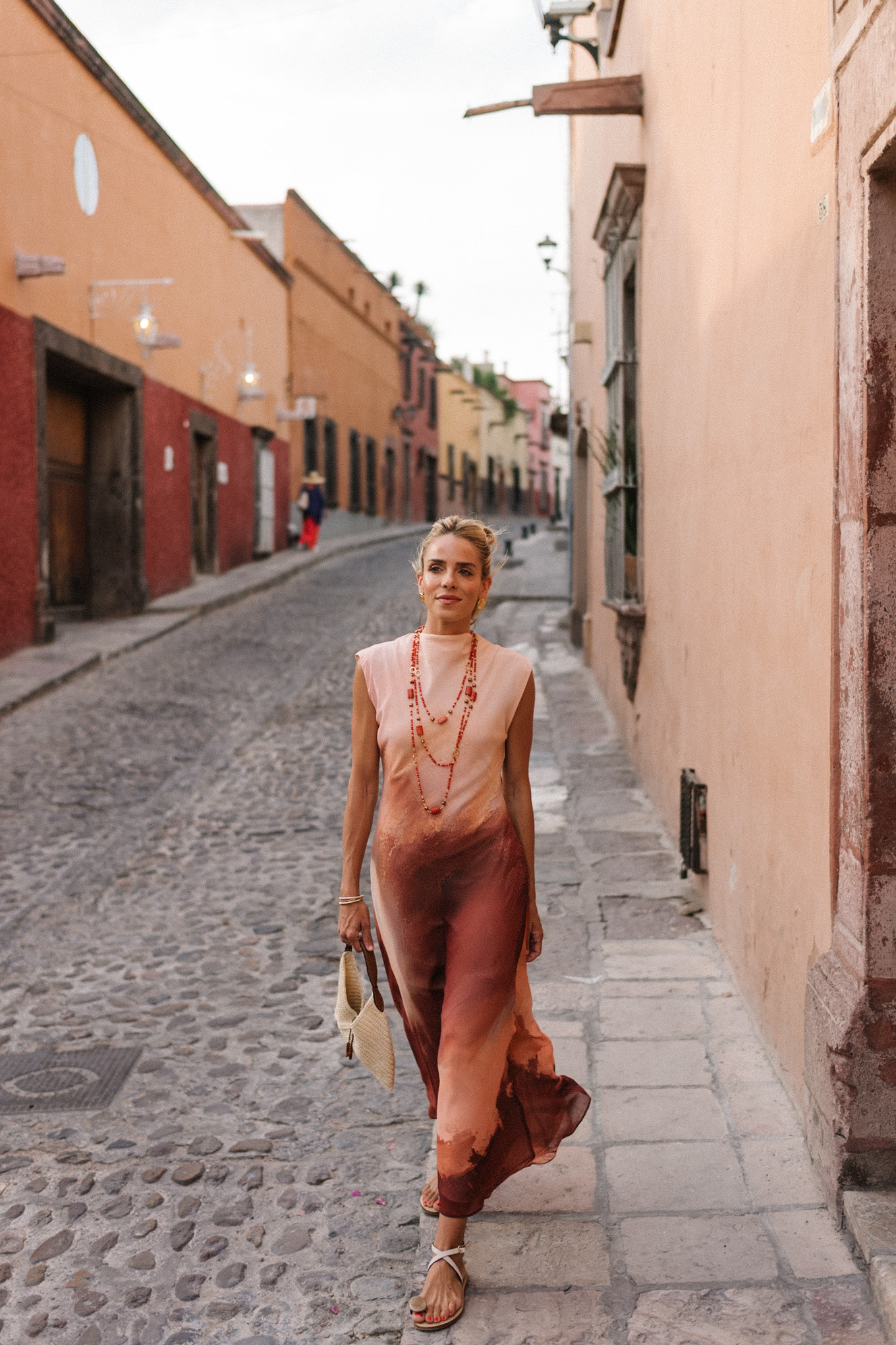 Peach Burned Orange Ombre maxi robe orange bijoux rattan sac à main