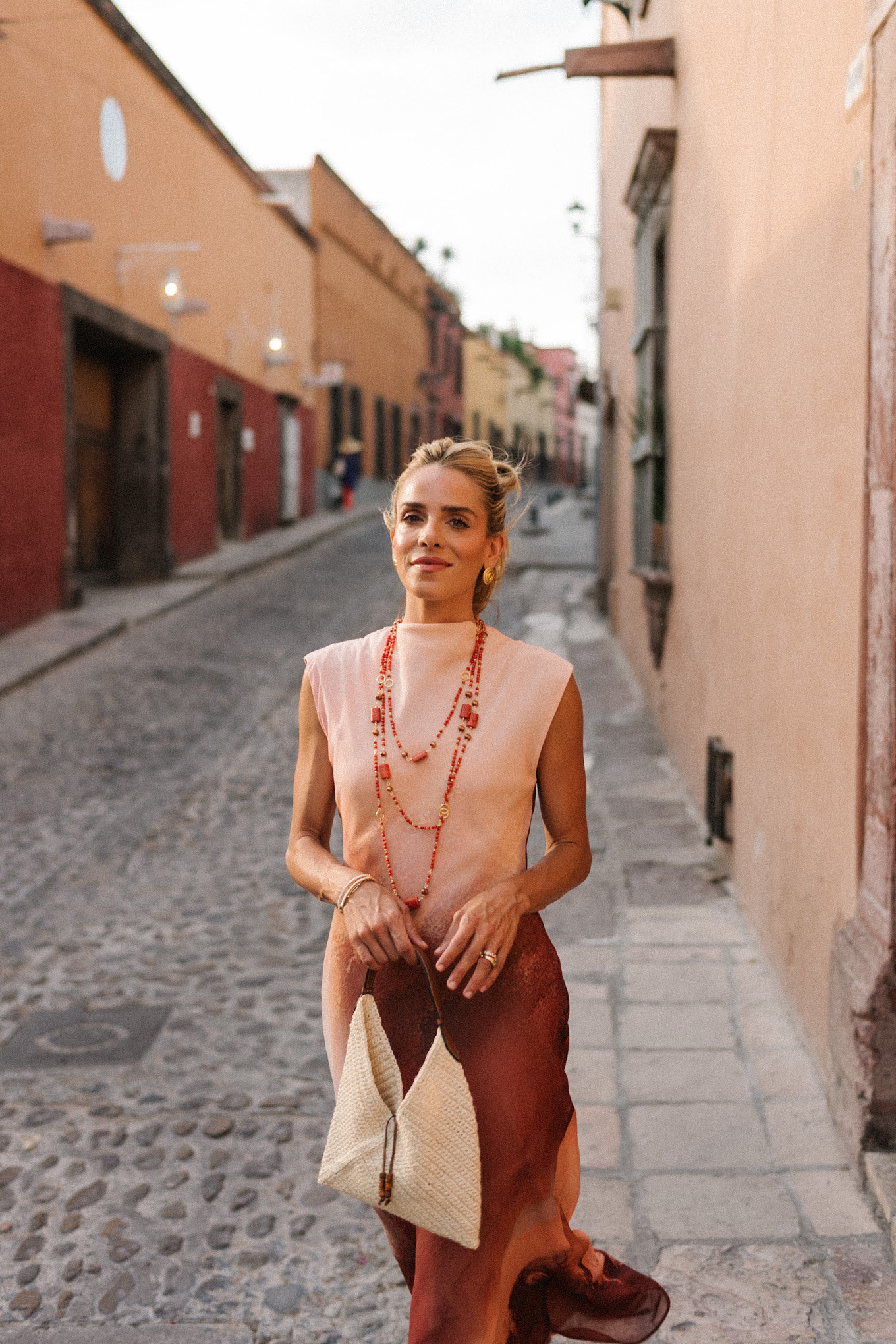 Peach Burned Orange Ombre maxi robe orange bijoux rattan sac à main