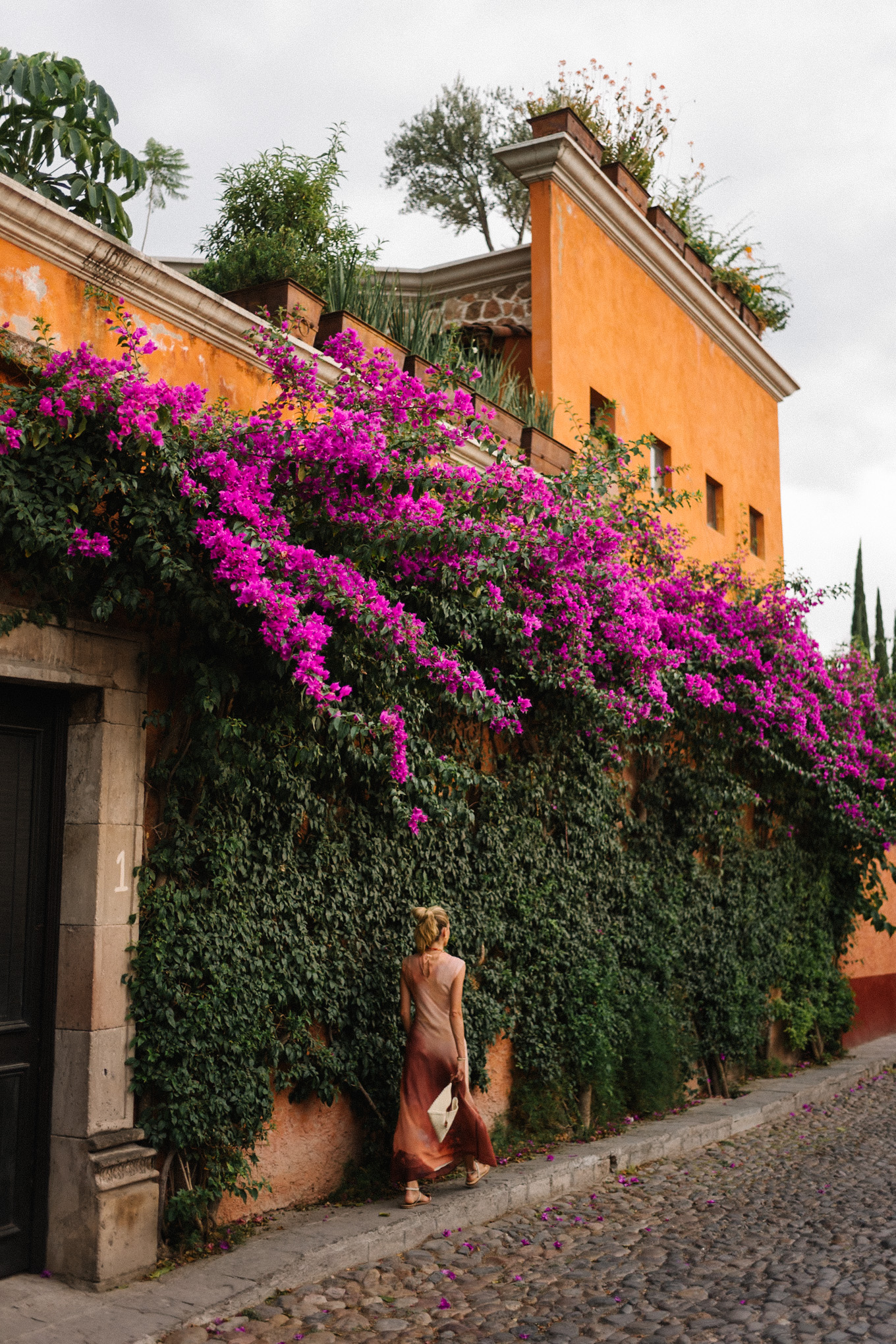 Peach Burned Orange Ombre maxi robe orange bijoux rattan sac à main