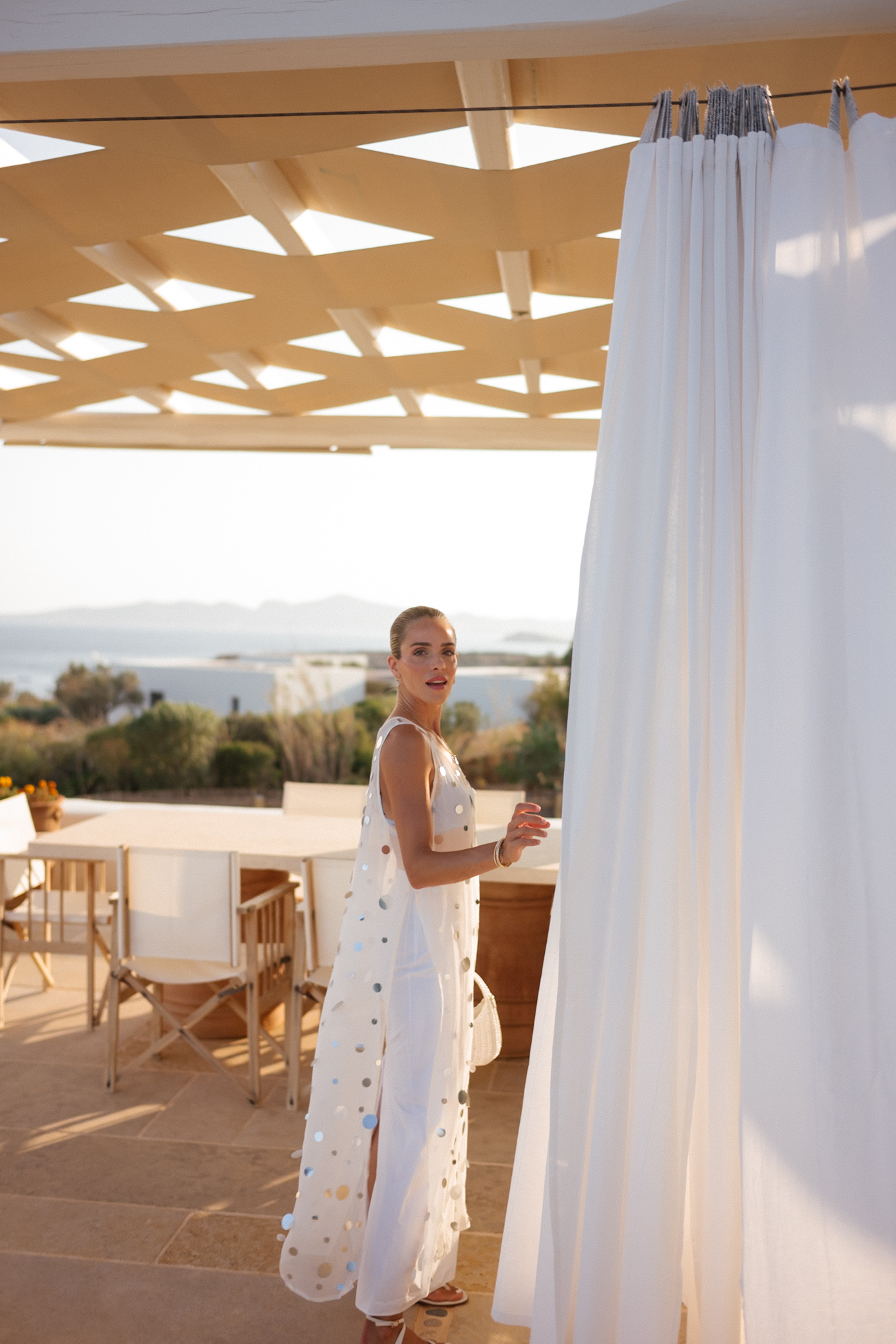 Pinse blanche Top Top Blue Mesh BH White Maxirock White Leder White Leder Sandales