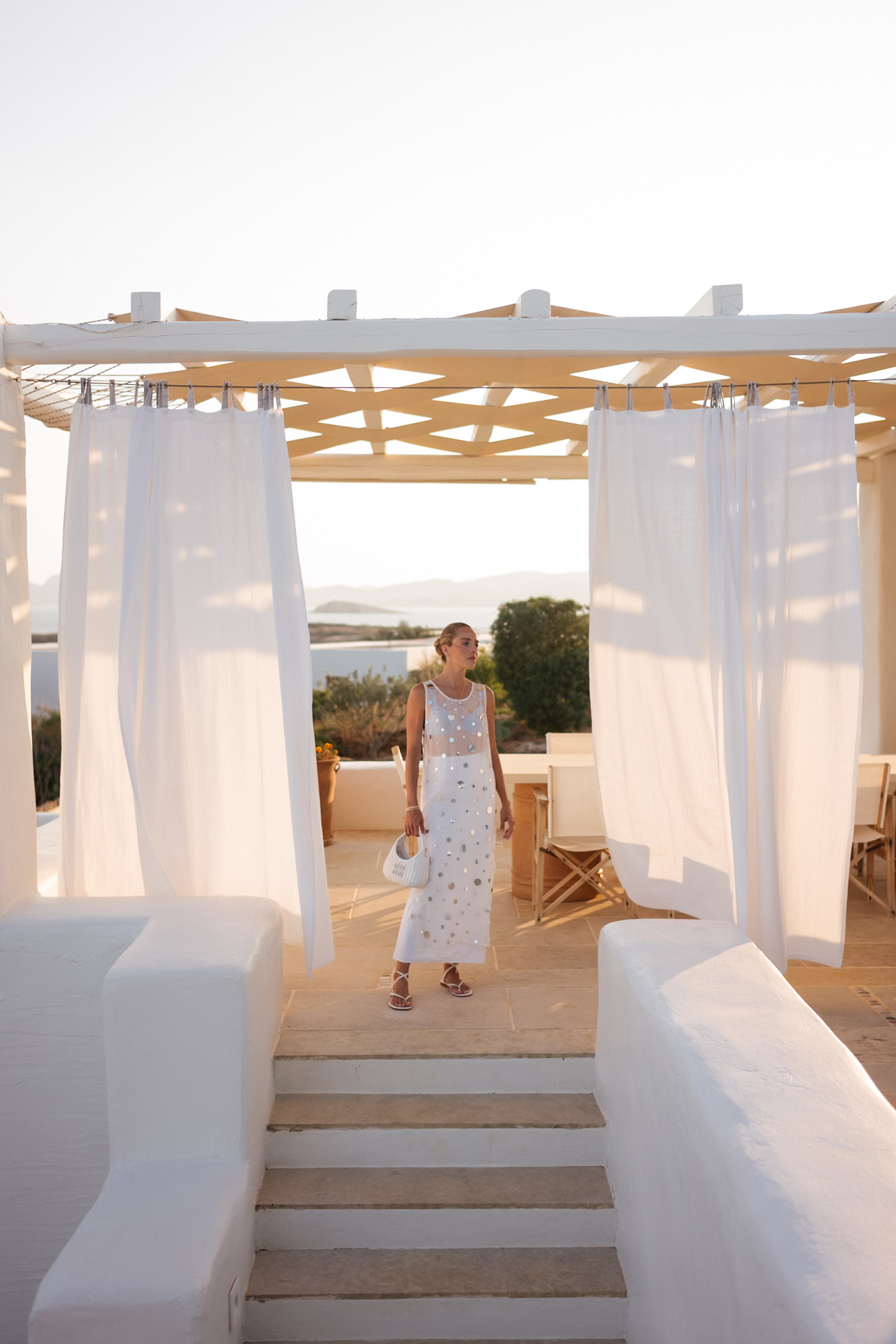 Pinse blanche Top Top Blue Mesh BH White Maxirock White Leder White Leder Sandales