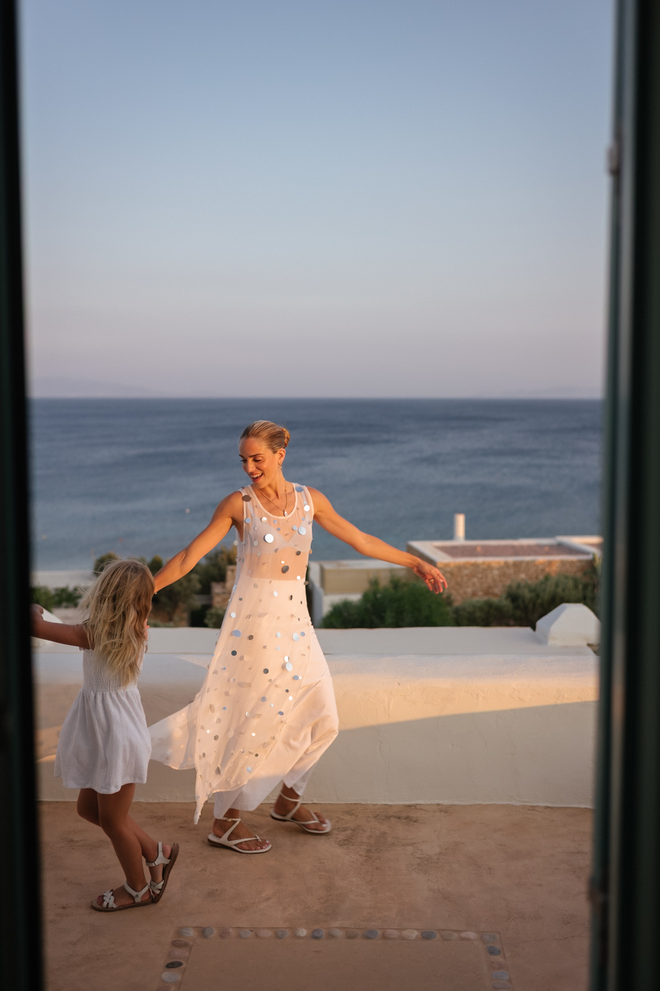 Pinse blanche Top Top Blue Mesh BH White Maxirock White Leder White Leder Sandales