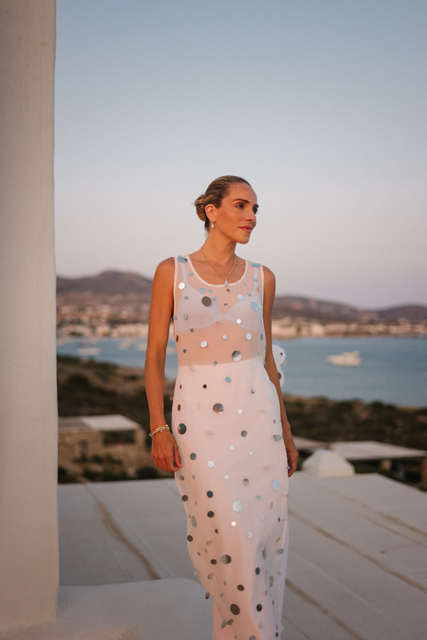 Pinse blanche Top Top Blue Mesh BH White Maxirock White Leder White Leder Sandales